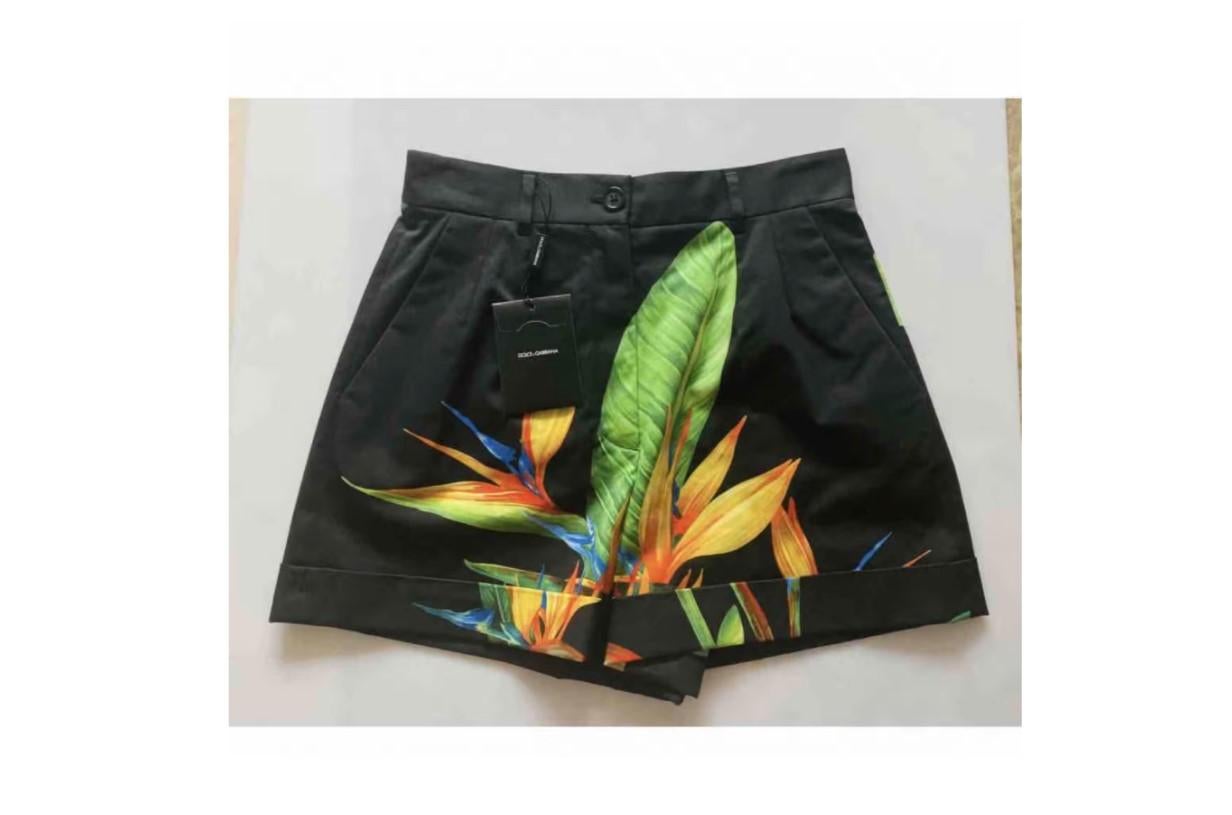 Dolce & Gabbana black jungle
printed cotton shorts

Size 40IT UK8, S.

100% cotton

Brand new with tags

Please check my other DG clothing &

accessories!
 