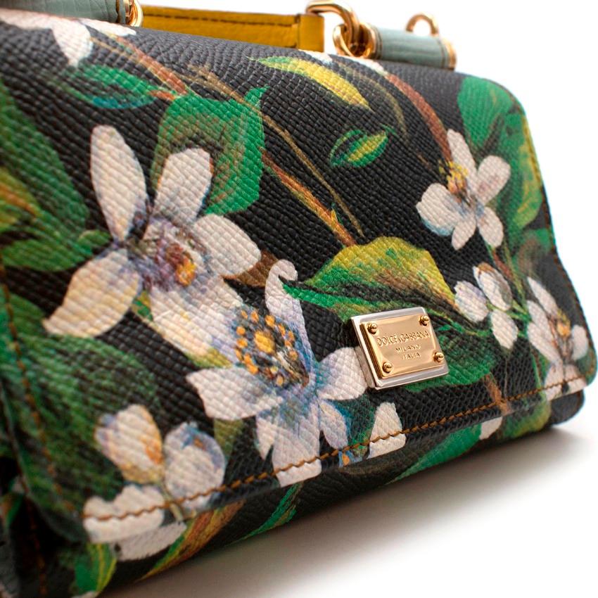 Dolce & Gabbana Sizilien Von Tasche aus schwarzem und grünem Leder mit Blumenmuster

 - Luxuriöses Ledermaterial
 - Wunderschöner Blumendruck
 - Gelber oberer Griff
 - Atemberaubende hellblaue Lederausstattung
 - Goldfarbene Beschläge
 -