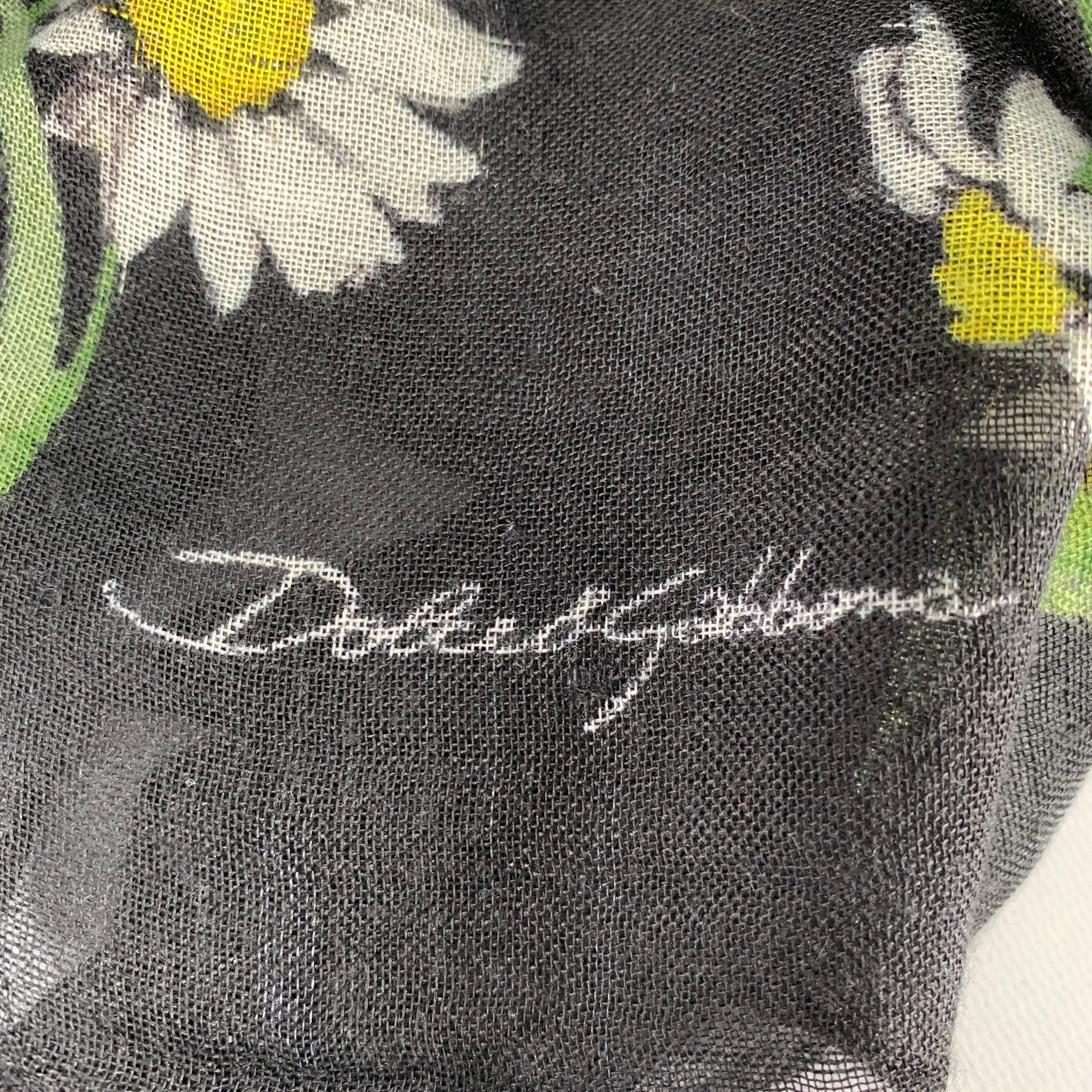 DOLCE & GABBANA scarf
in a black woven fabric featuring a green and white daisy floral design.Very Good Pre-Owned Condition. Moderate snags and signs of wear. As is. 

Measurements: 
  74 inches  x 53 inches 
  
  
 
Sui Generis Reference: