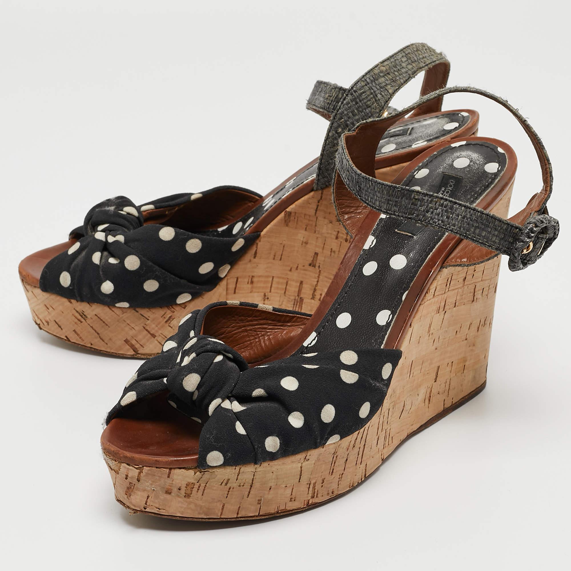 Questi sandali incorniceranno i tuoi piedi in modo elegante. Realizzate con materiali di qualità, sfoggiano un design di classe, solette confortevoli e tacchi resistenti. 