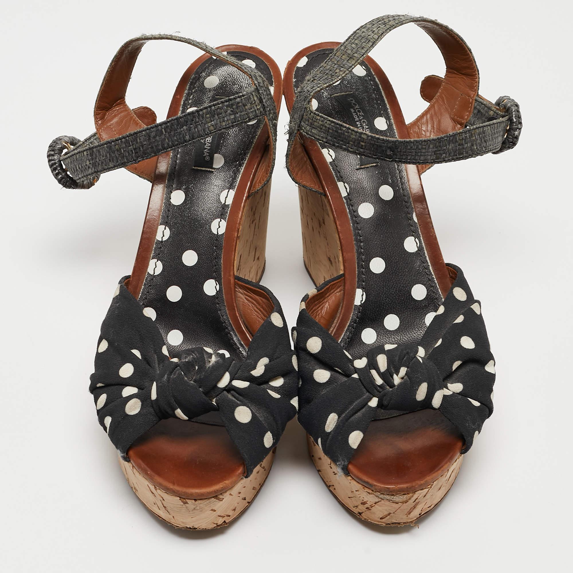 Marrone Dolce & Gabbana Sandali in sughero in tessuto e rafia a pois annodati in nero/grigio in vendita