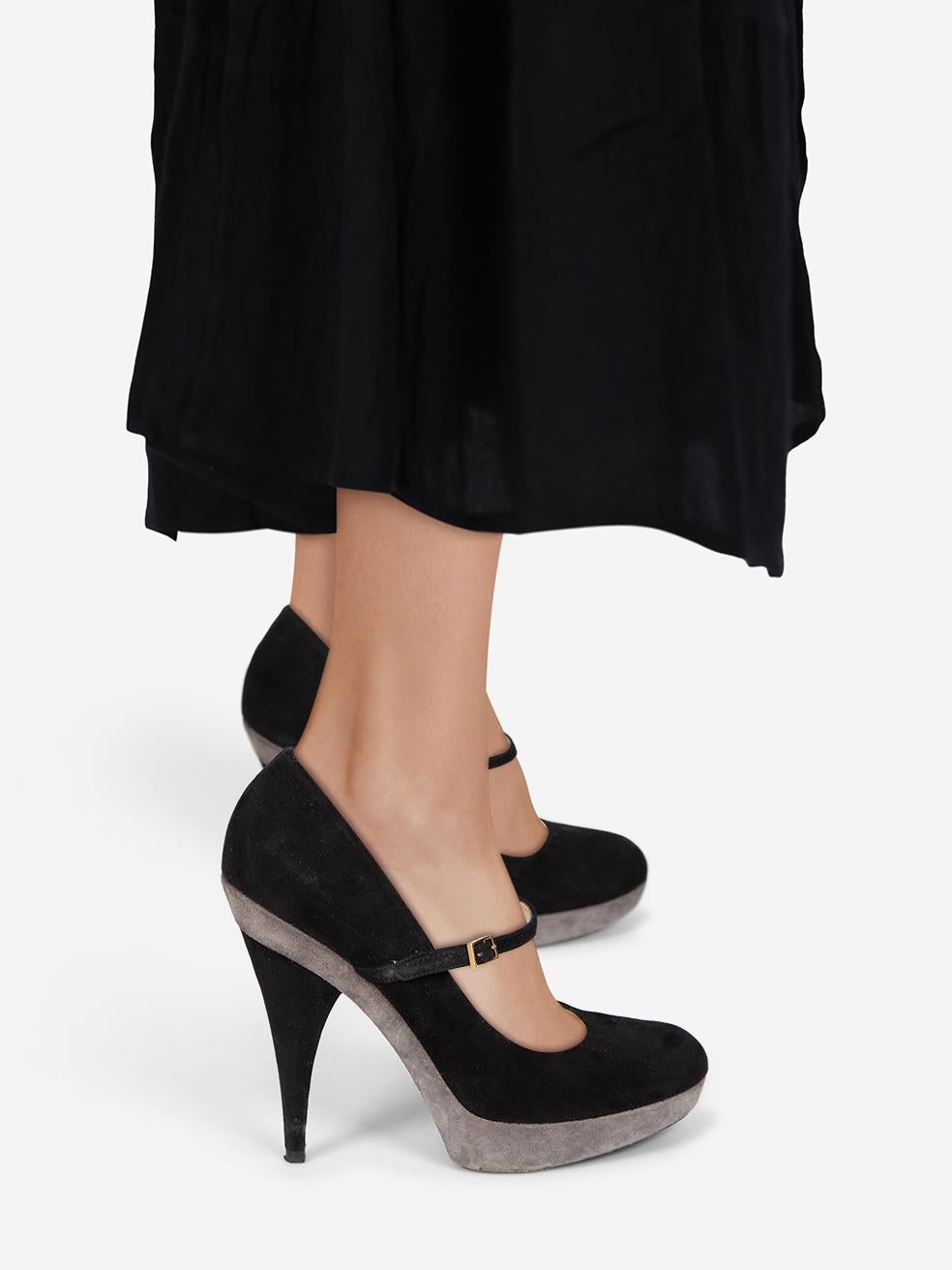 L'ÉTAT est très bon. L'usure des talons est minime. Usure minimale sur la plateforme, le talon, le contrefort et les deux côtés des deux chaussures où l'abrasion est visible sur cet article de revente de designer Dolce & Gabbana d'occasion. Cette