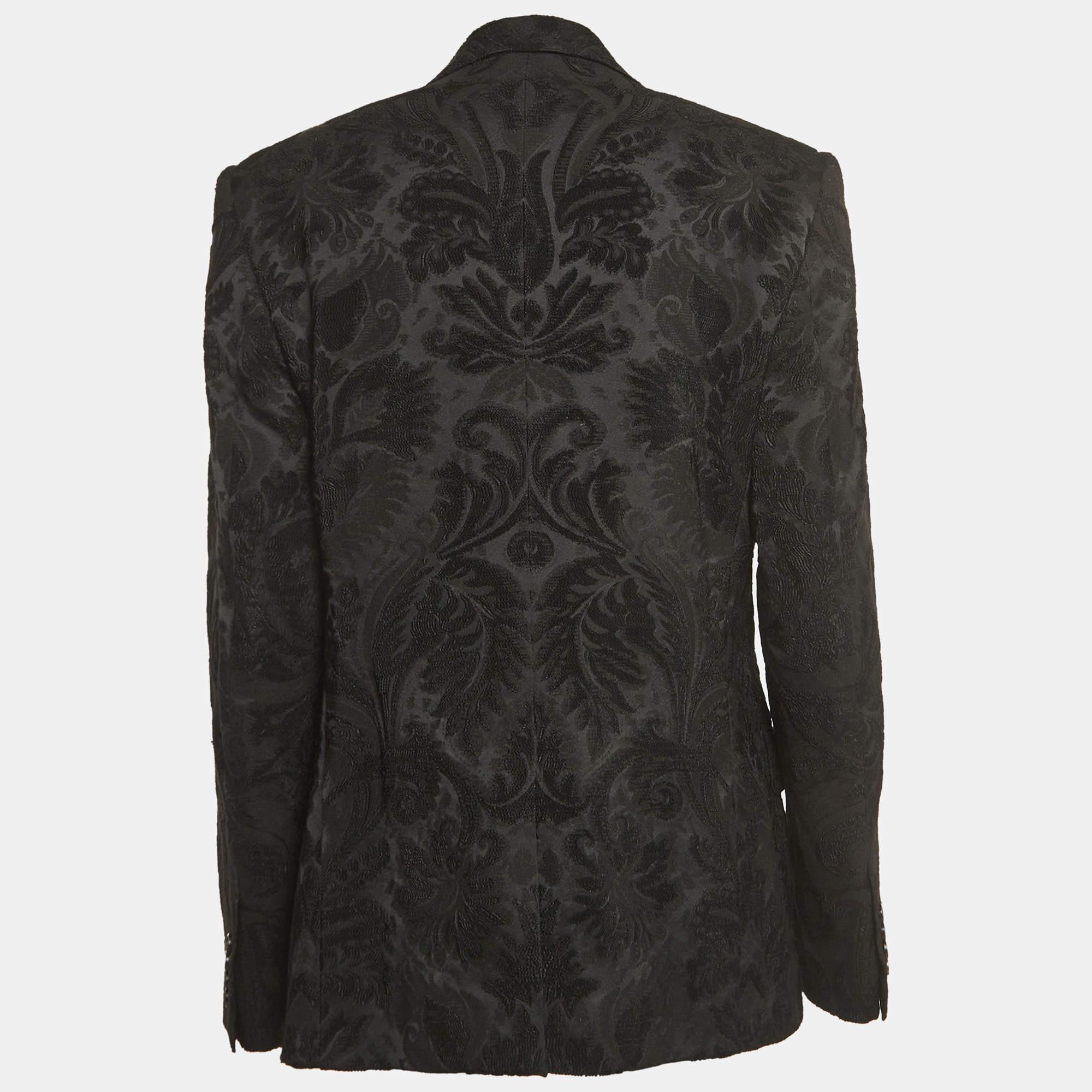This blazer brings you both class and luxury as you wear it. It is highlighted with long sleeves thus granting a polished finish.