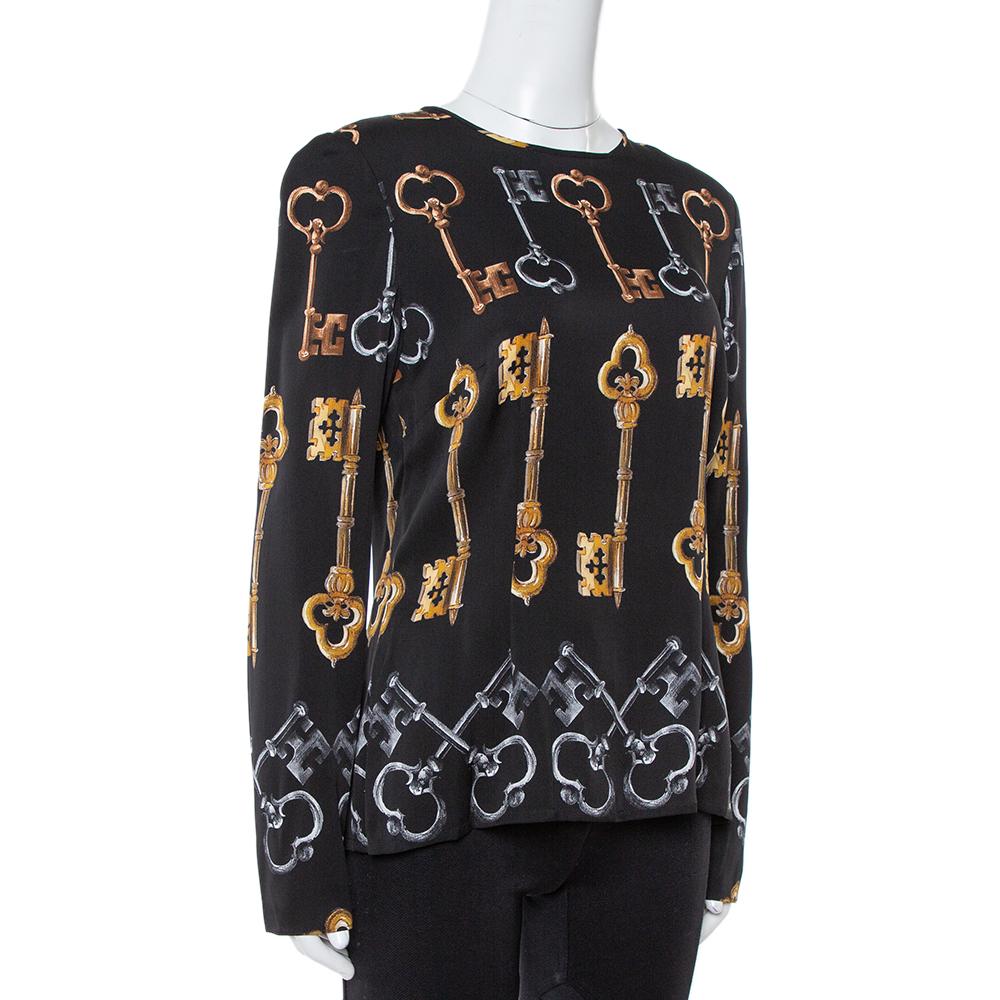 Stylish and trendy, this Dolce & Gabbana blouse is made of a silk blend and features a key print all over it. It comes with a round neckline, long sleeves, and a zip closure at the back. It will look great with straight fit pants and ballet flats.

