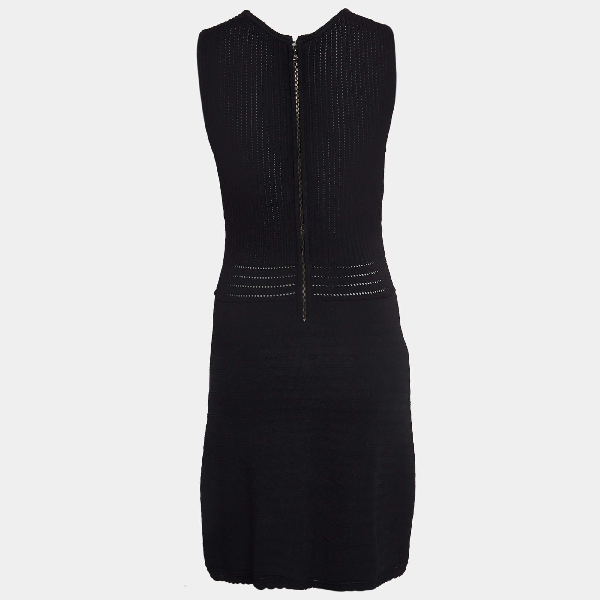 Cette robe de créateur est un vêtement chic et stylé qui respire l'élégance et la sophistication. Avec son design élégant, sa silhouette flatteuse et sa confection de haute qualité, cette robe est parfaite pour toute occasion spéciale ou soirée,