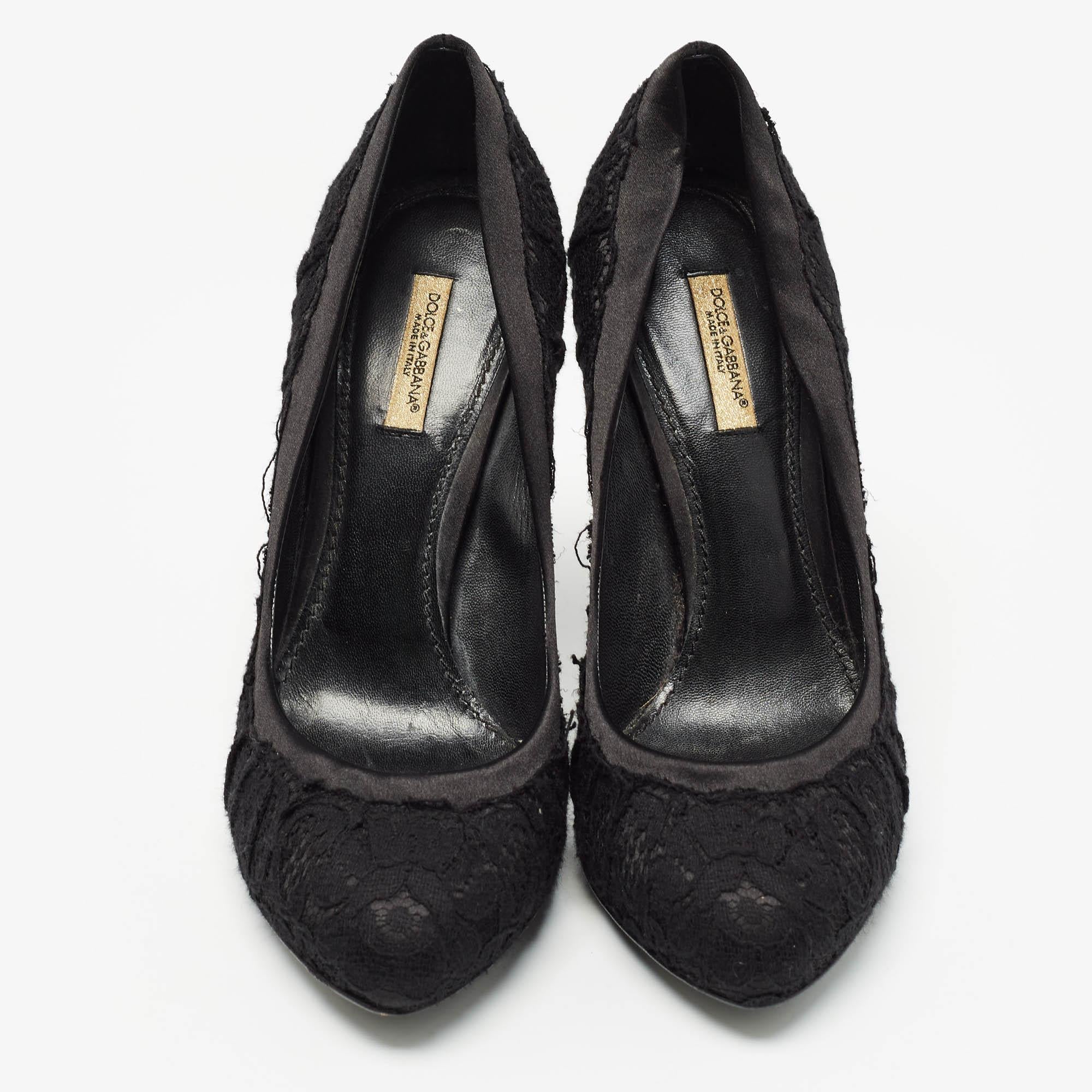 Dolce & Gabbana Black Lace and Satin Round Toe Pumps Size 37.5 In Fair Condition For Sale In Dubai, Al Qouz 2