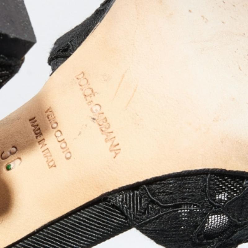 Mit diesen Sandalen von Dolce & Gabbana erhalten Sie gehobenen Komfort. Sie sind mit Spitze verziert, haben überzogene Zehen, einen Knöchelriemenverschluss und einen 11 cm hohen Absatz. Tragen Sie sie zu allem, von Kleidern bis zu T-Shirt und Jeans.