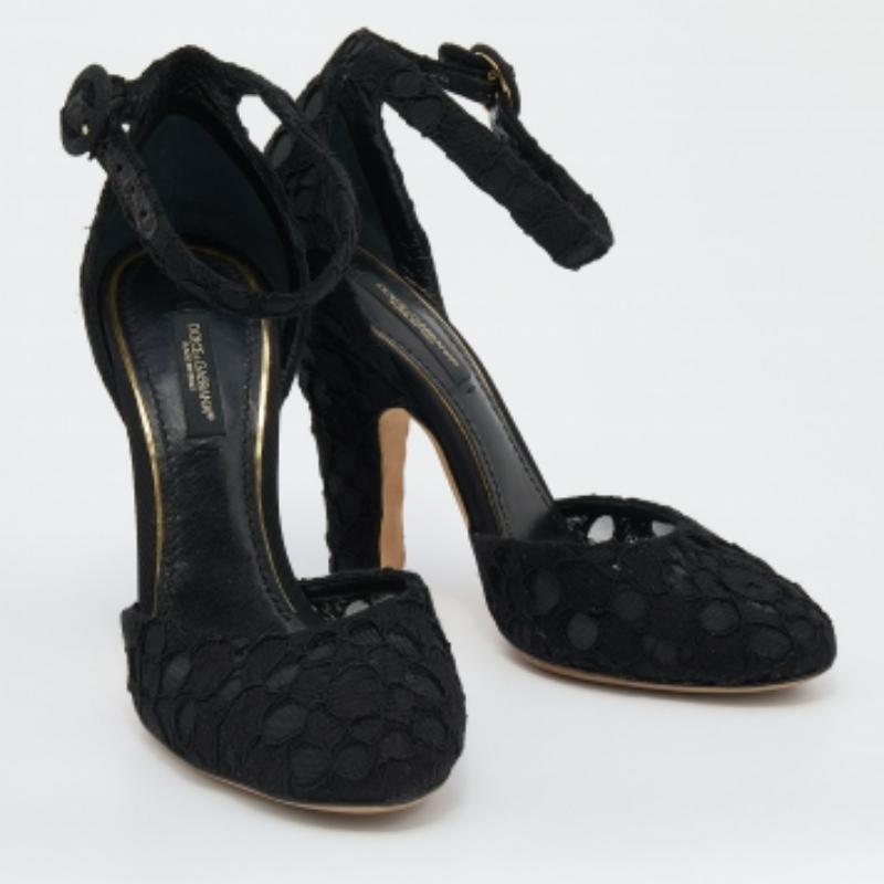 Dolce & Gabbana Schwarze Sandalen mit Spitzenriemen und Knöchelriemen Größe 36 im Angebot 1