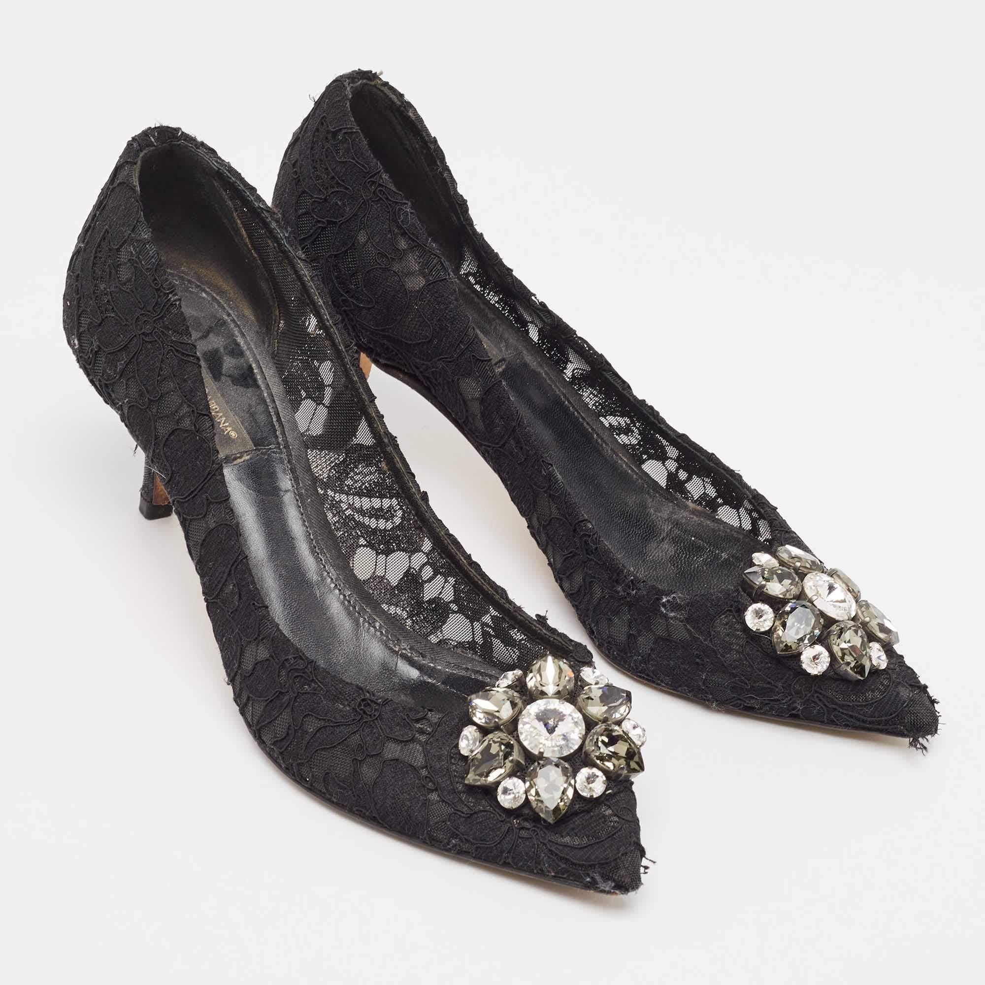 Bombas Dolce & Gabbana Bellucci de encaje negro Talla 38.5 en Bastante bueno estado para la venta en Dubai, Al Qouz 2