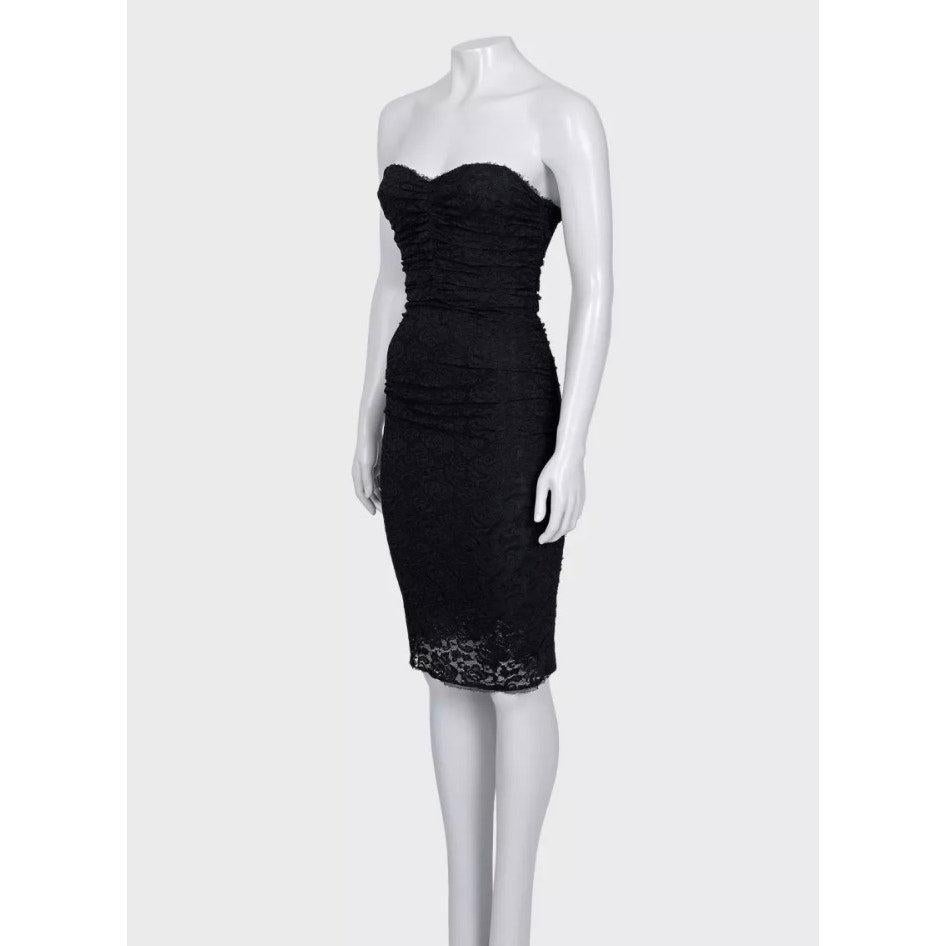 Sortez avec style grâce à cette superbe robe bodycon noire Dolce & Gabbana ! Cette robe élégante présente un empiècement en dentelle caractéristique, qui ajoute une touche de sophistication et d'allure. Fabrice en tissu mélangé de qualité