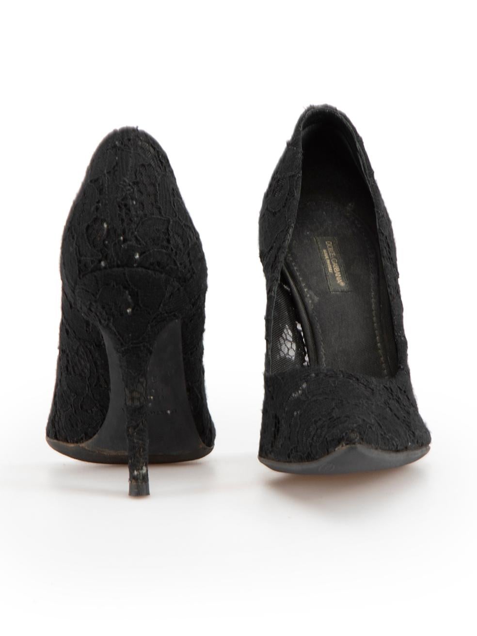 Dolce & Gabbana Black Lace Court Pumps Size IT 38.5 In Excellent Condition For Sale In London, GB