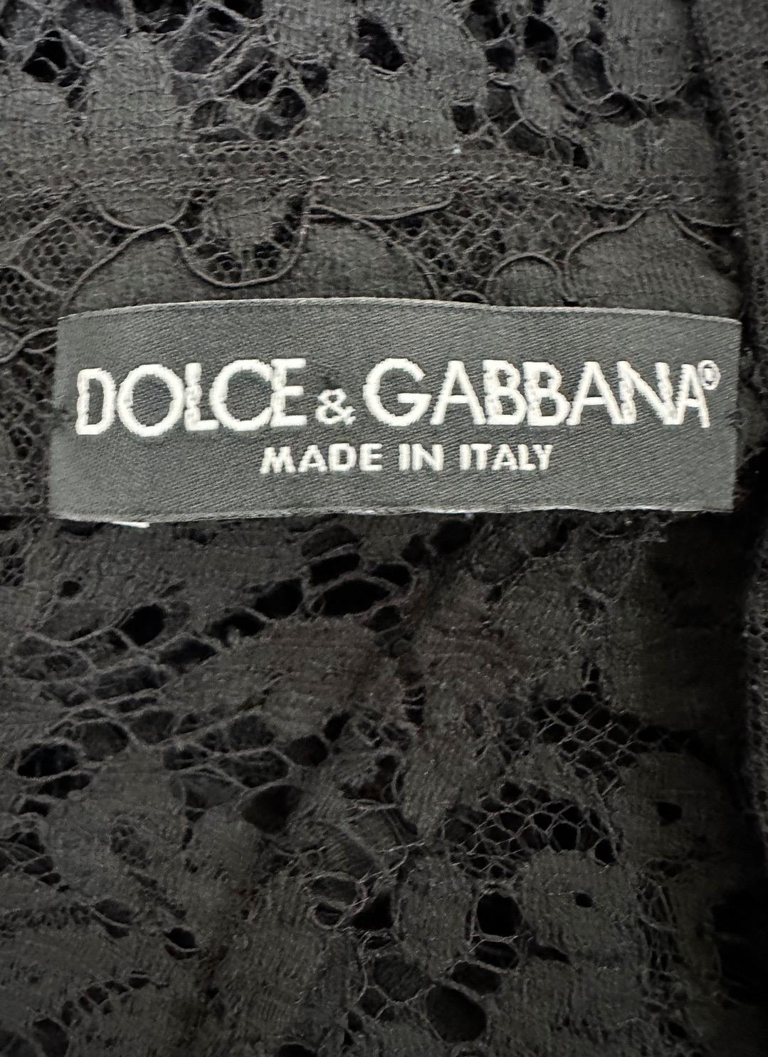 Elégante robe en dentelle noire Dolce & Gabbana en taille 42. Cette robe présente un design intemporel qui garantit qu'elle restera un choix élégant pour les années à venir. 

Il comprend une magnifique camisole amovible mais toujours attachée par