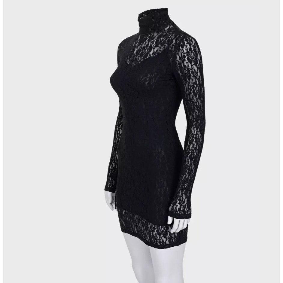 Superbe robe en dentelle noire Dolce & Gabbana en taille XS. Cette robe élégante présente un col raffiné et la silhouette ajustée signature de la marque. La dentelle complexe qui recouvre ce modèle est d'une sophistication intemporelle. Parfaite