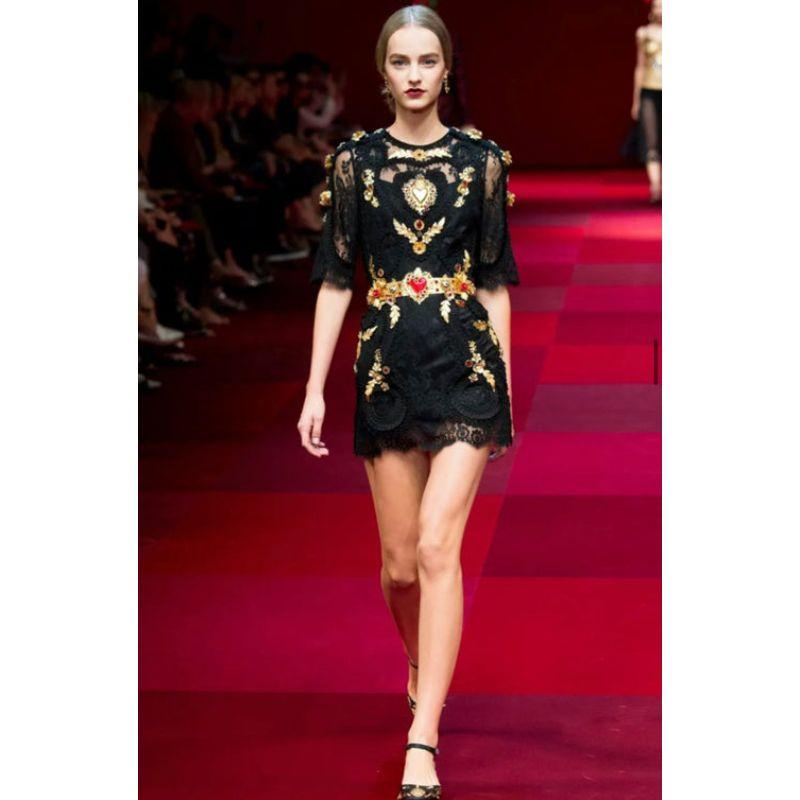Dolce & Gabbana -(Made in Italy) Black lace dress with gold trimmings and metal. No composition label or size indicated, it fits a 34FR/36FR.
Collection Printemps-Eté 2015

Additional information: 

Dimensions: Shoulder width: 36 cm, Chest: 40 cm,