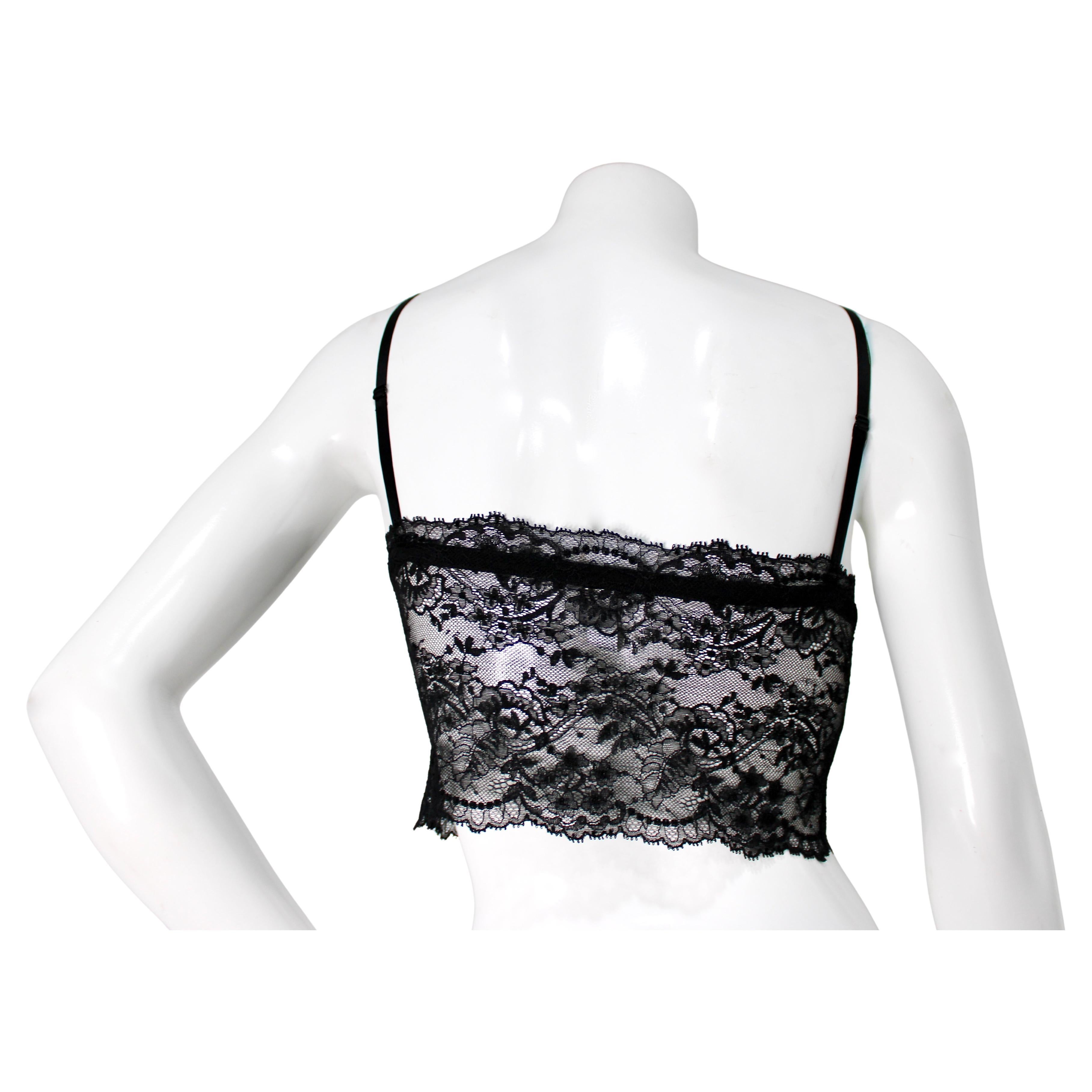 El Bralette largo de encaje negro Dolce & Gabbana es una pieza de lencería lujosa y elegante que desprende sofisticación y feminidad. Confeccionado en intrincado encaje negro, este bralette presenta delicados motivos florales y una silueta longline