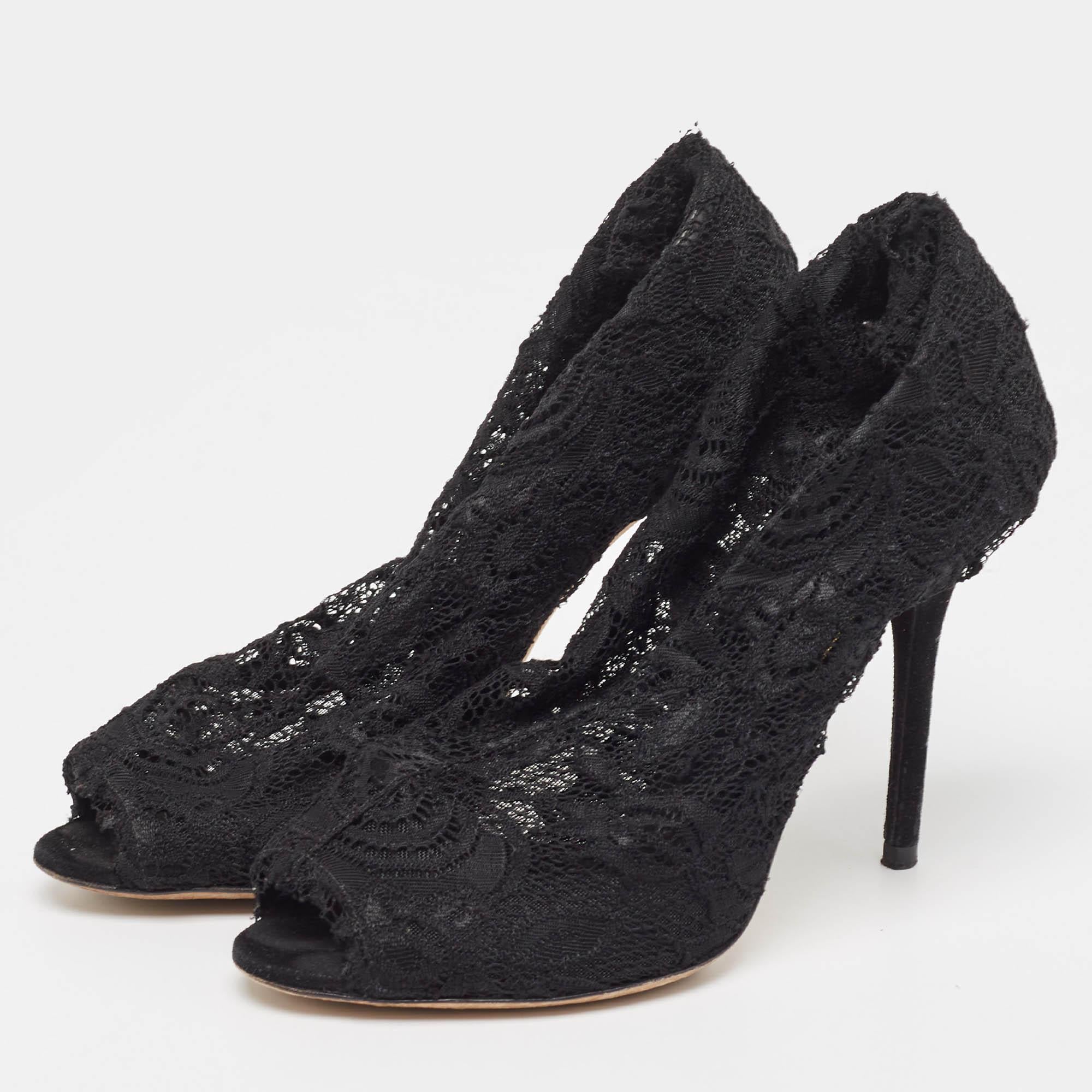 Llama la atención con estos botines de diseño para mujer. Impecablemente elaborados, estos elegantes tacones ofrecen moda y comodidad, elevando tu look con cada paso elegante.
