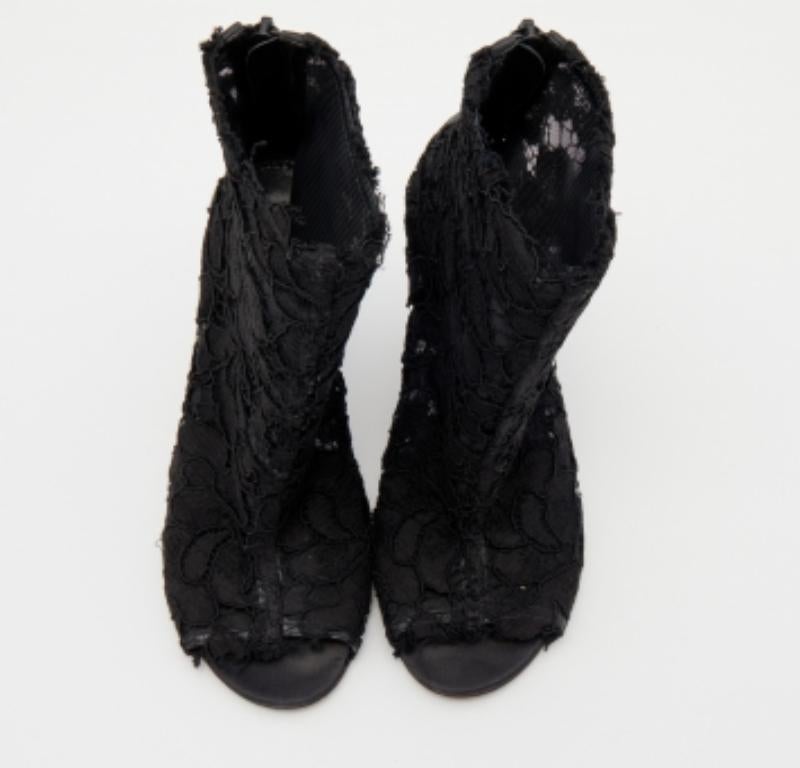Dolce & Gabbana Black Lace Peep Toe Booties Size 36 In Fair Condition For Sale In Dubai, Al Qouz 2
