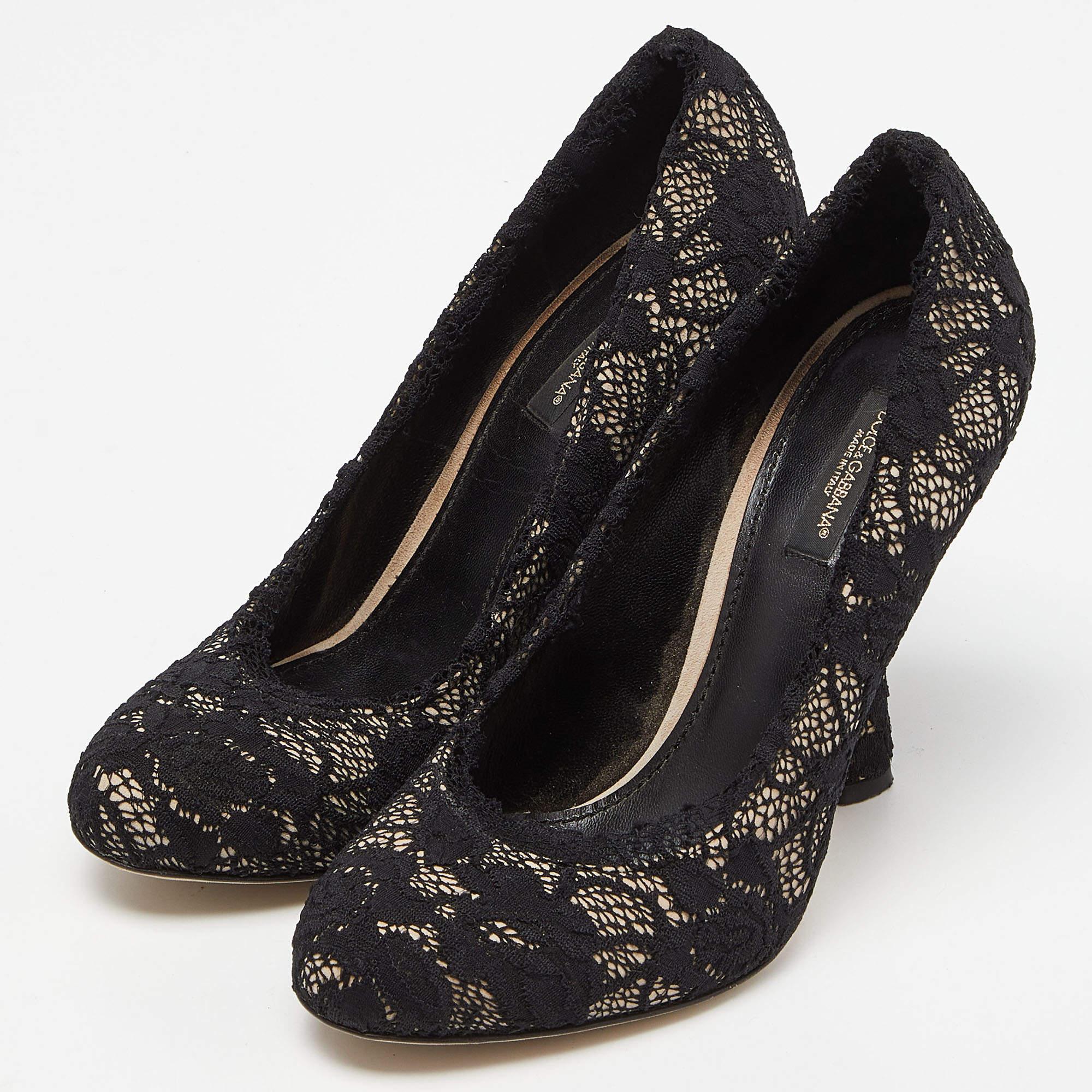 Fai colpo con queste décolleté da donna di Dolce & Gabbana. Realizzati in modo impeccabile, questi tacchi chic offrono sia moda che comfort, elevando il tuo look a ogni passo aggraziato.