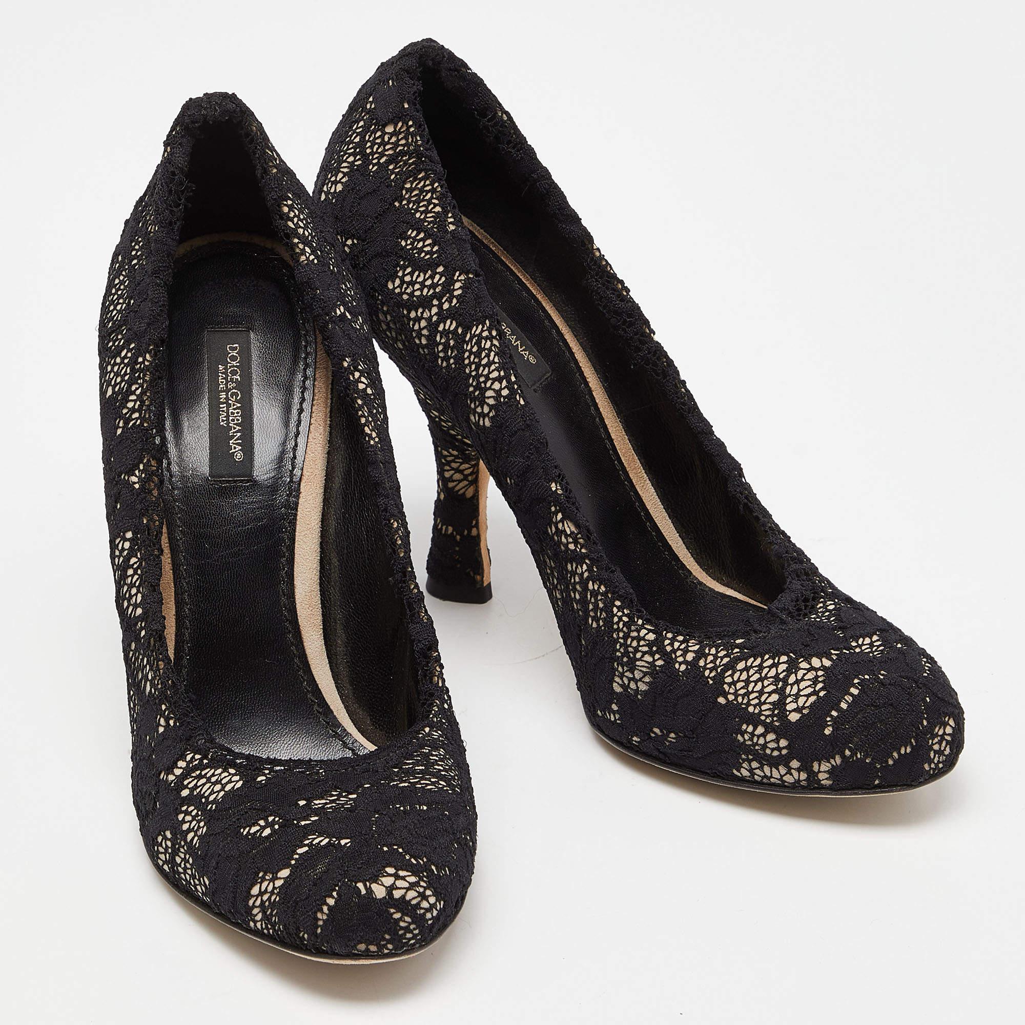 Dolce & Gabbana - Pompe con punta rotonda in pizzo nero misura 37.5 In condizioni buone in vendita a Dubai, Al Qouz 2