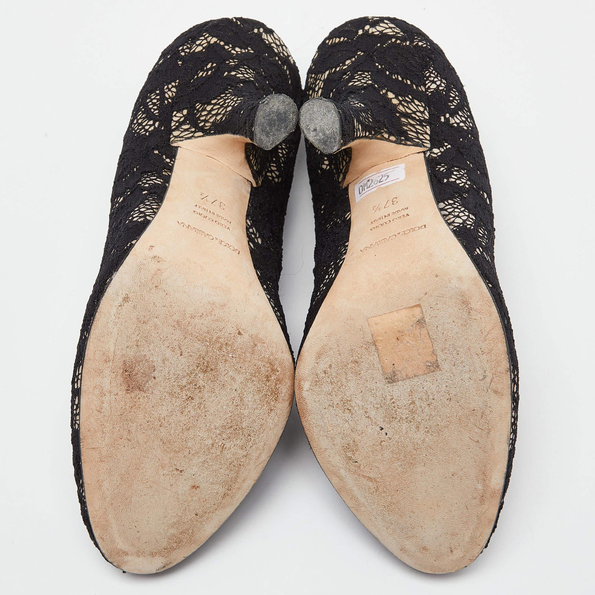Dolce & Gabbana - Pompe con punta rotonda in pizzo nero misura 37.5 in vendita 1
