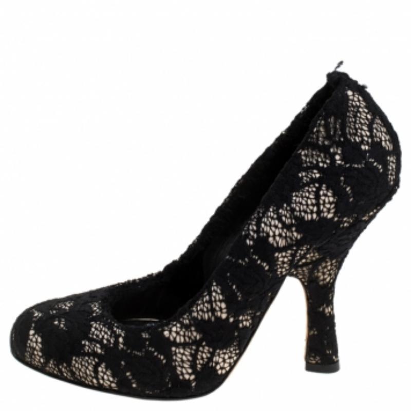 Chaque garde-robe devrait comporter au moins une paire de chaussures Dolce & Gabbana et ces chaussures en dentelle sont incontournables. L'extérieur est en dentelle noire. Ils sont dotés d'un bout arrondi et d'un talon de 11 cm de haut. Les semelles