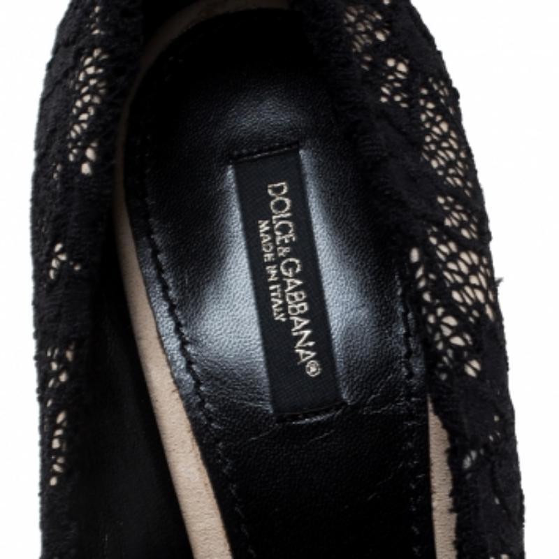 Noir Escarpins Dolce & Gabbana à bout rond en dentelle noire, taille 38.5 en vente