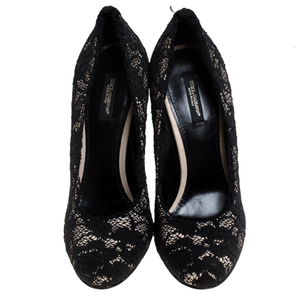 Dolce & Gabbana Black Lace Round Toe Pumps Size 38.5 In Good Condition For Sale In Dubai, Al Qouz 2