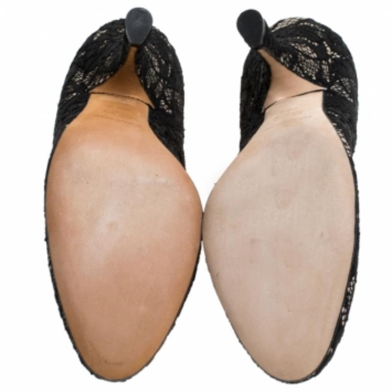 Escarpins Dolce & Gabbana à bout rond en dentelle noire, taille 38.5 en vente 1