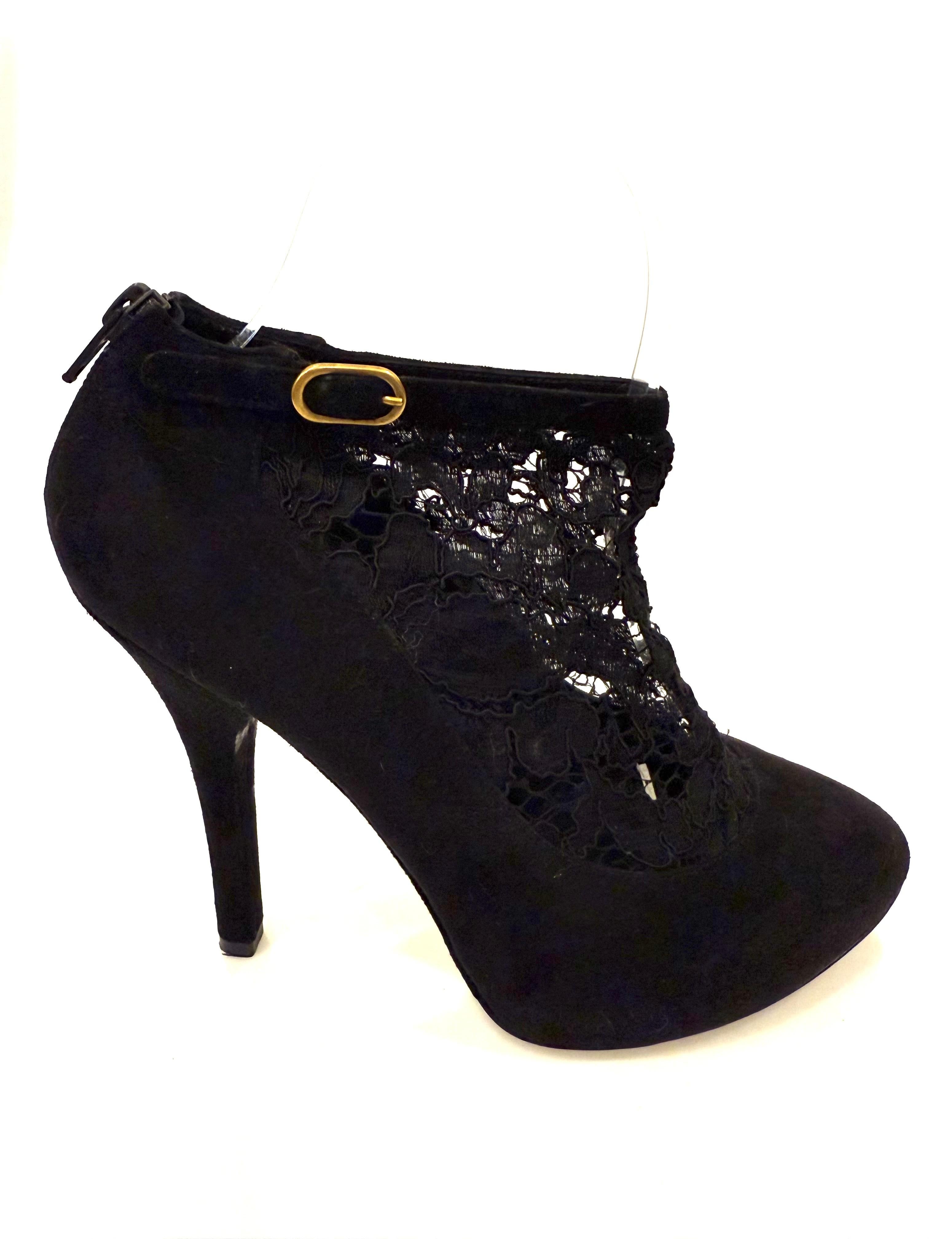 Dolce & Gabbana Black Lace & Suede Ankle Booties — Fall/Winter 2011  Size 38.5


Exude timeless Italian elegance with these stunning Dolce & Gabbana ankle booties. Crafted from luxurious black suede and detailed with delicate floral lace panels,