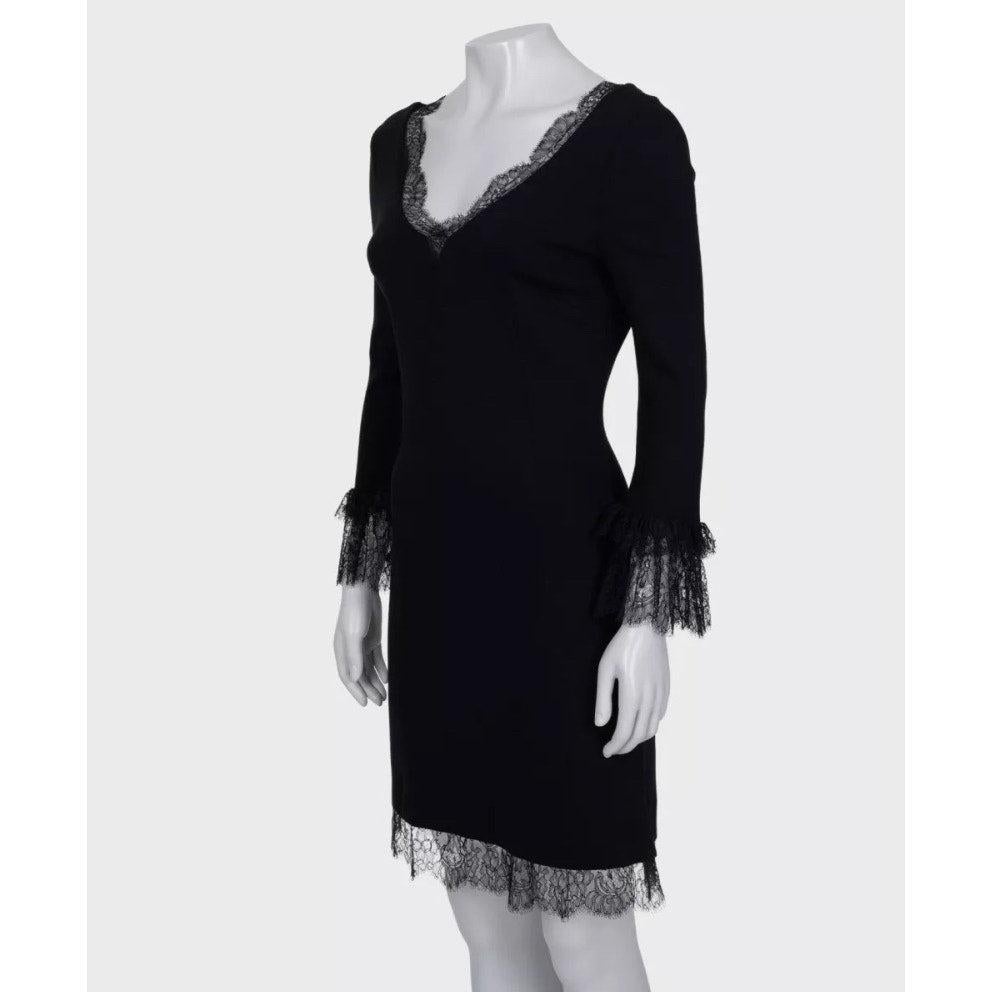 Elegante abito aderente nero di Dolce & Gabbana con delicati dettagli in pizzo.
Silhouette sottile, chiusura posteriore con zip e gancio, maniche lunghe, raffinate proporzioni femminili.
Incarna una raffinatezza senza tempo.
Condit: Molto buono -
