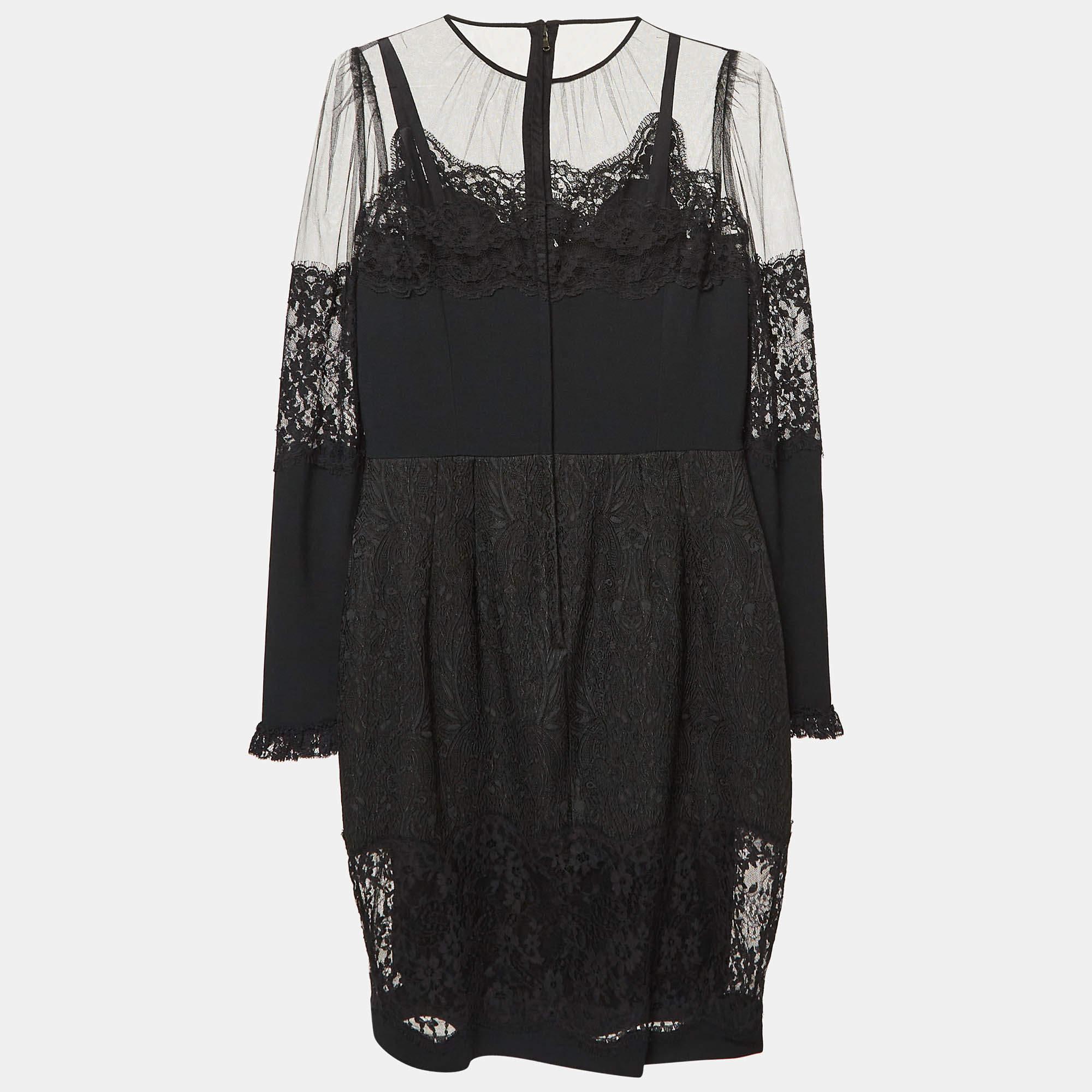 This stylish midi dress exudes elegance and sophistication. Its flattering length falls between the knee and ankle offering a versatile option for various occasions. With its chic design it combines modern trends with timeless charm making it a must