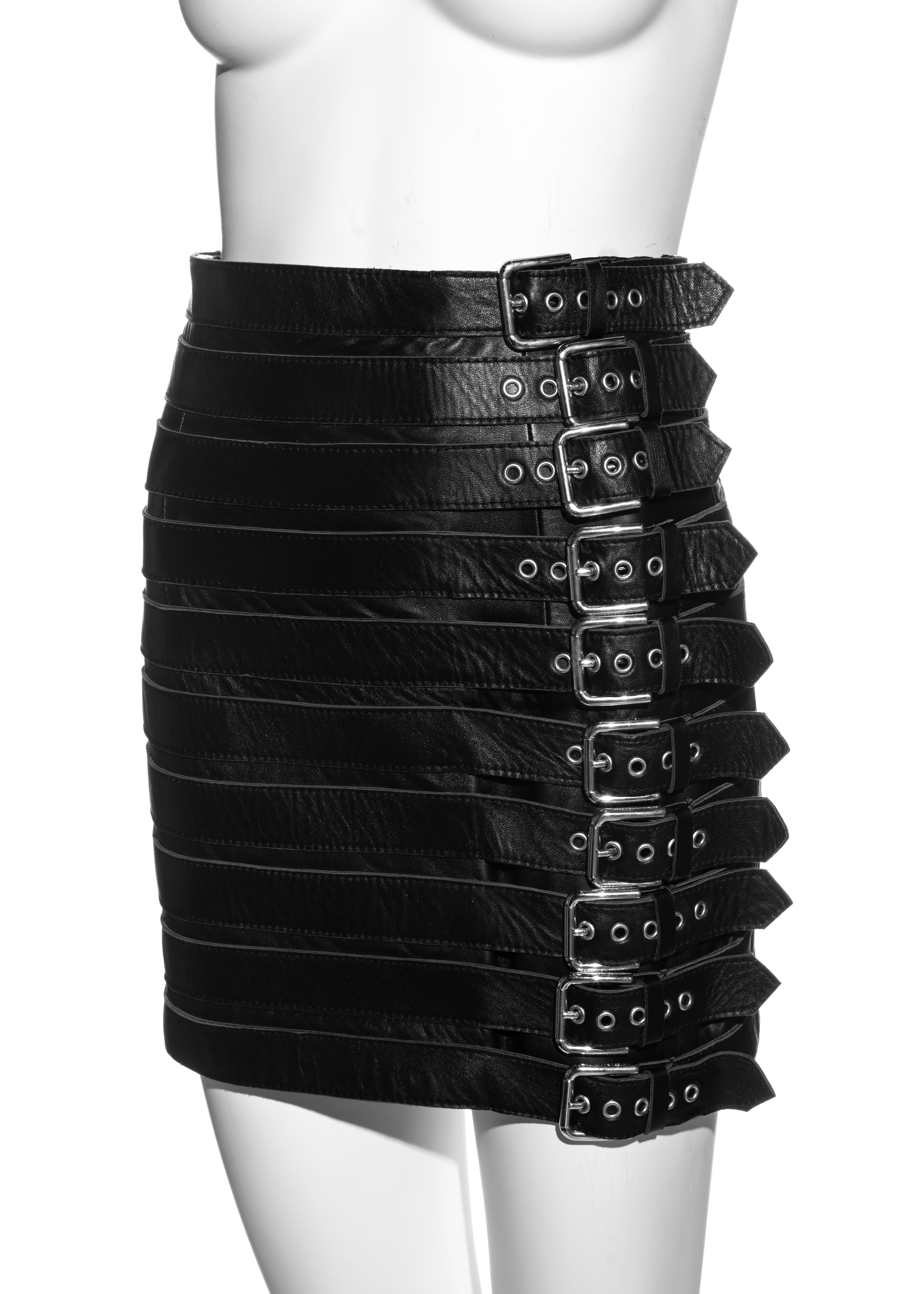 Nero Dolce & Gabbana: minigonna con fibbie in pelle d'agnello nera, ss 2003