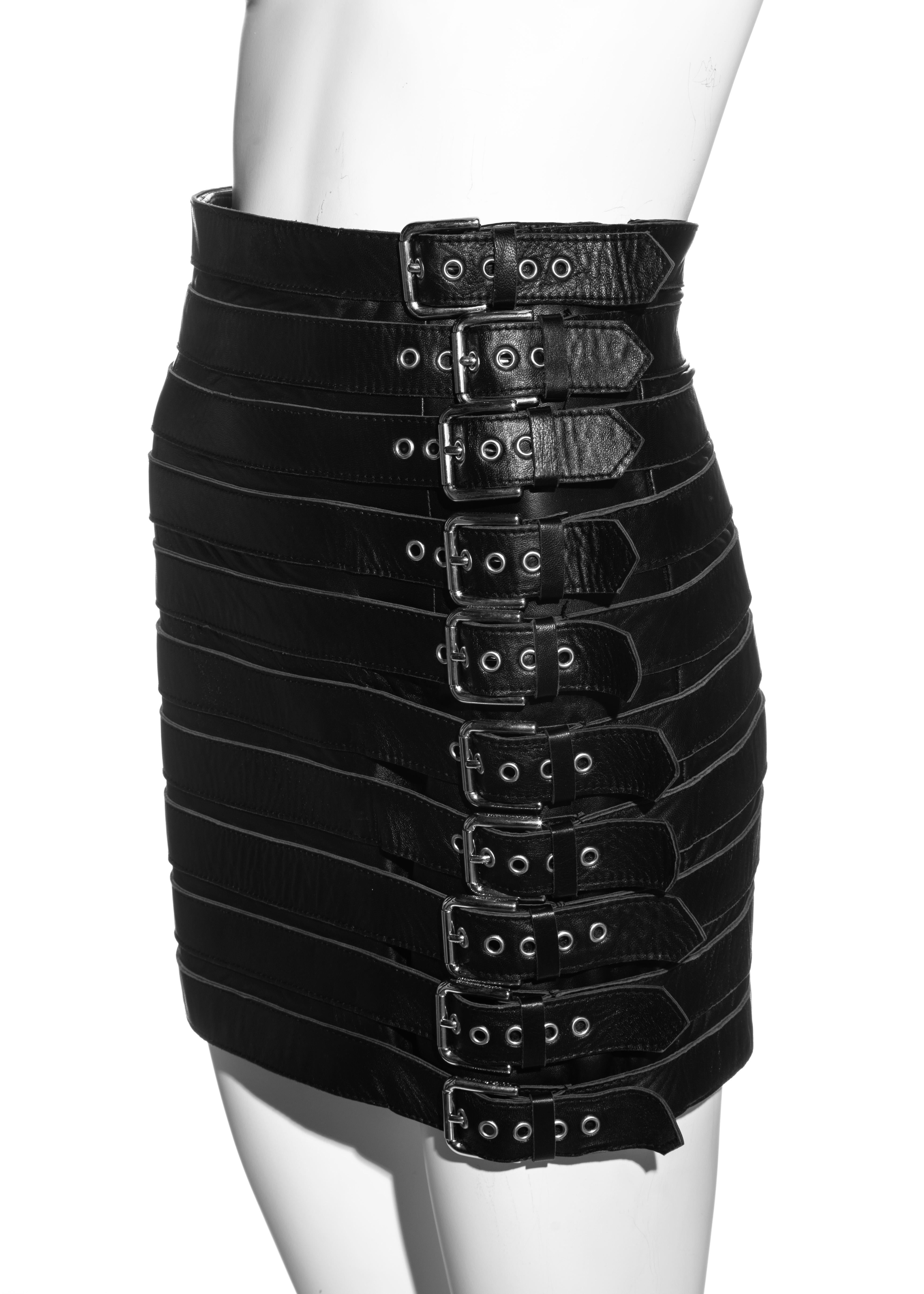 Donna Dolce & Gabbana: minigonna con fibbie in pelle d'agnello nera, ss 2003