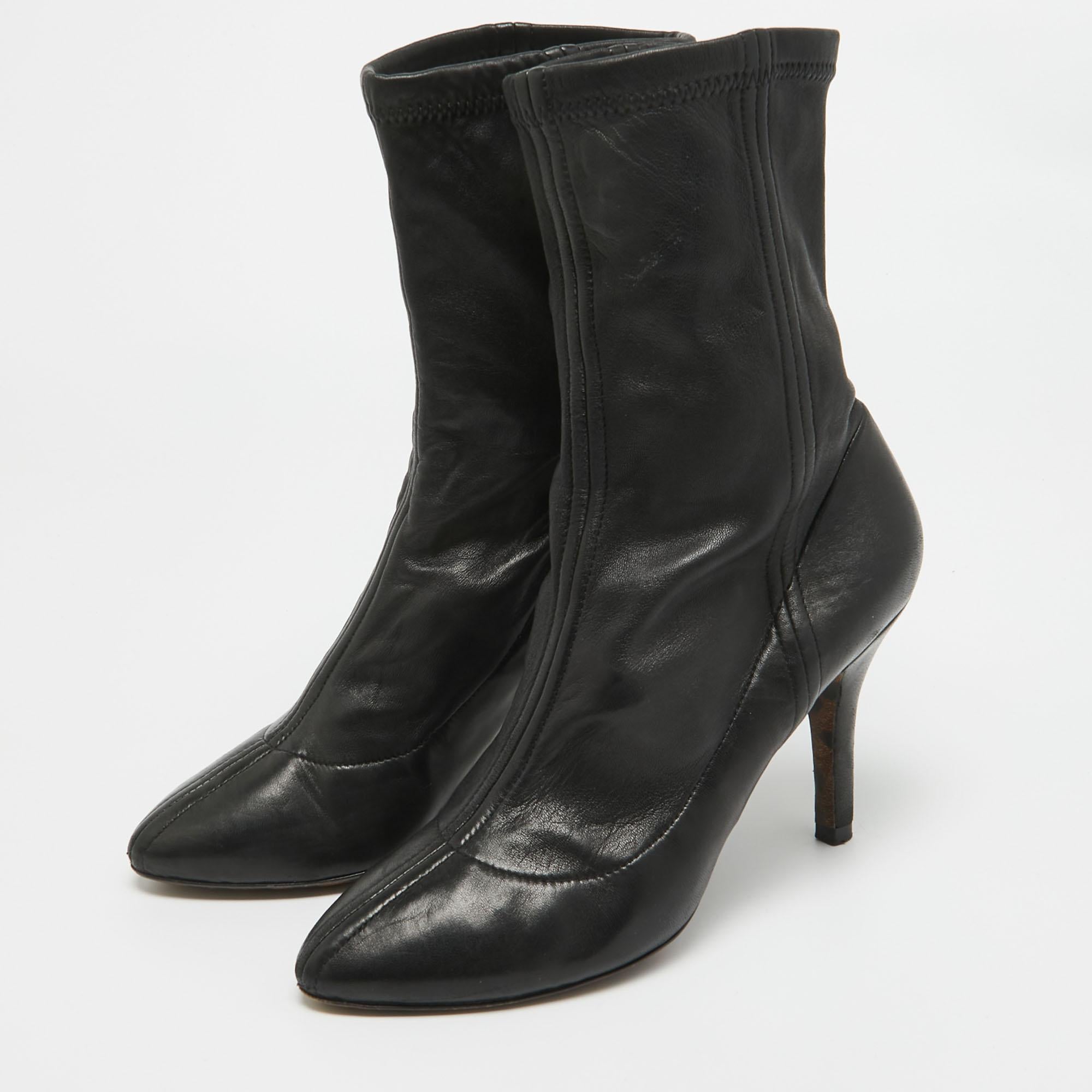 Meticulously designed into a smart silhouette, these boots are on-point with style. They come with comfortable insoles and durable outsoles to last you forever. These boots are just amazing, and you definitely need to get them right away.