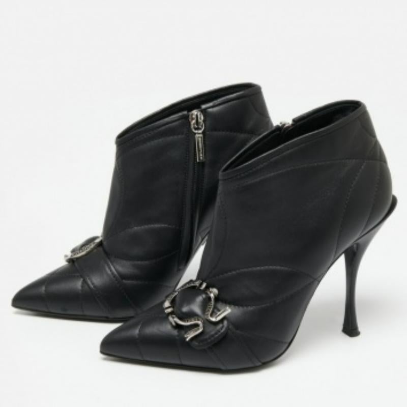 Méticuleusement conçues, ces bottines Dolce & Gabbana vous séduiront instantanément ! Fabriquées avec soin dans une silhouette élégante, ces bottes sont très élégantes. Ils sont dotés de semelles intérieures confortables et de semelles extérieures