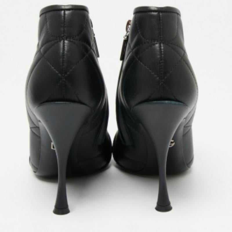 Dolce & Gabbana Bottes à la cheville en cuir noir Taille 37 Bon état - En vente à Dubai, Al Qouz 2