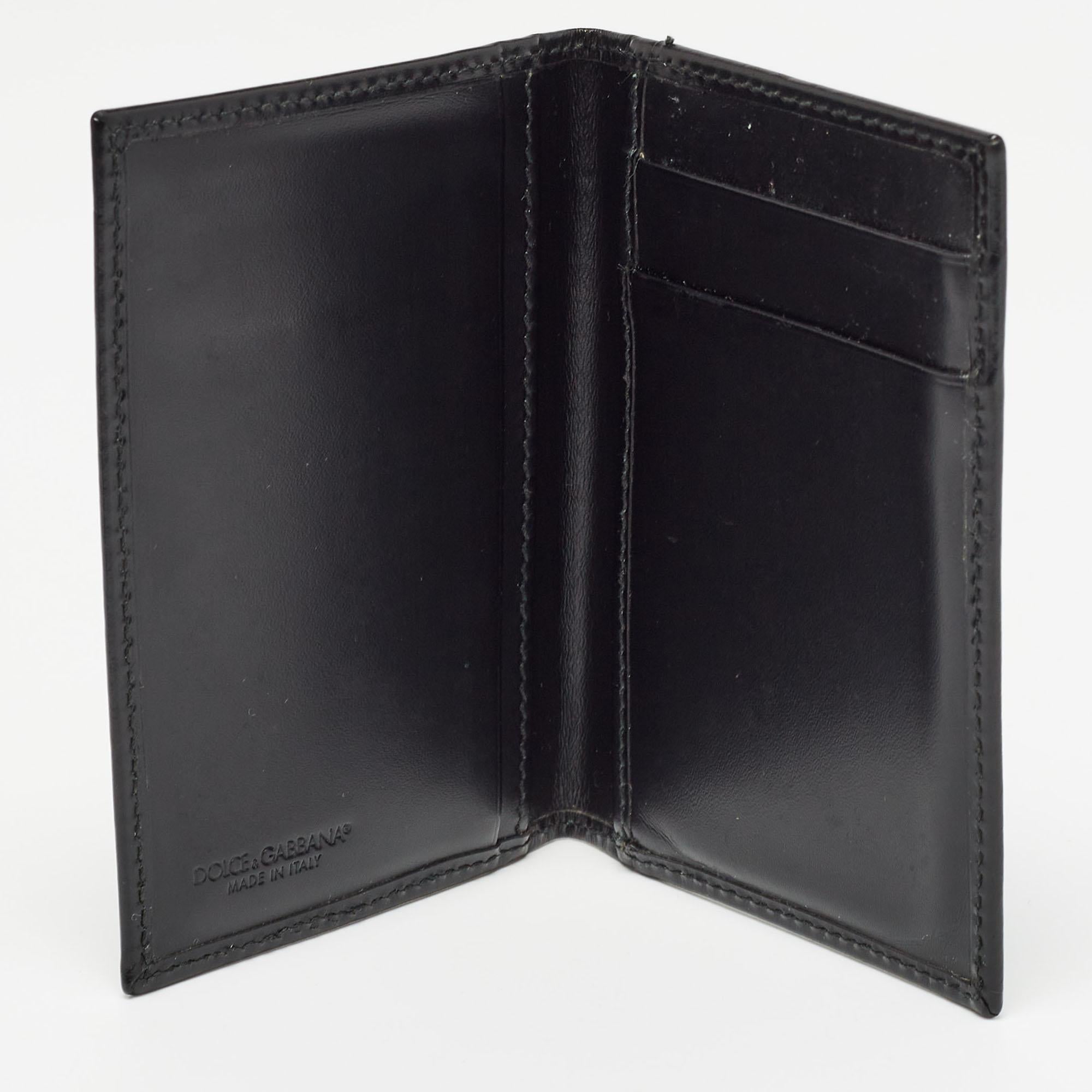 This stylish and functional cardholder is a must-have in your collection. It is equipped with multiple, well-lined slots to hold your cards.