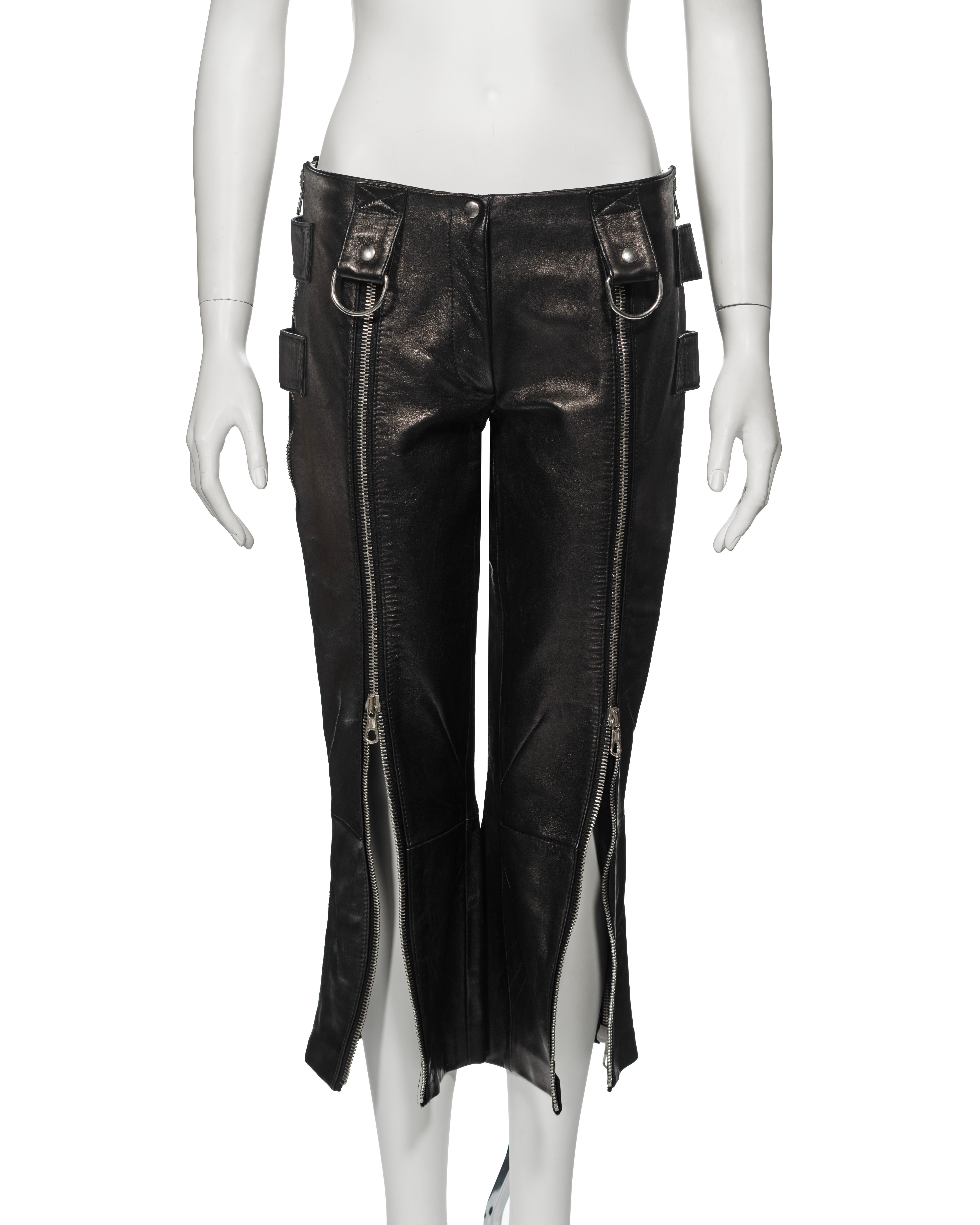 ▪ Dolce & Gabbana Black Leather Capri Pants
▪ Spring-Summer 2000
▪ Sold by One of a Kind Archive
▪ The centre-front of each leg features two metal zips allowing for multiple styling options
▪ Belt loops are adorned with large D-rings
▪ Metal zip