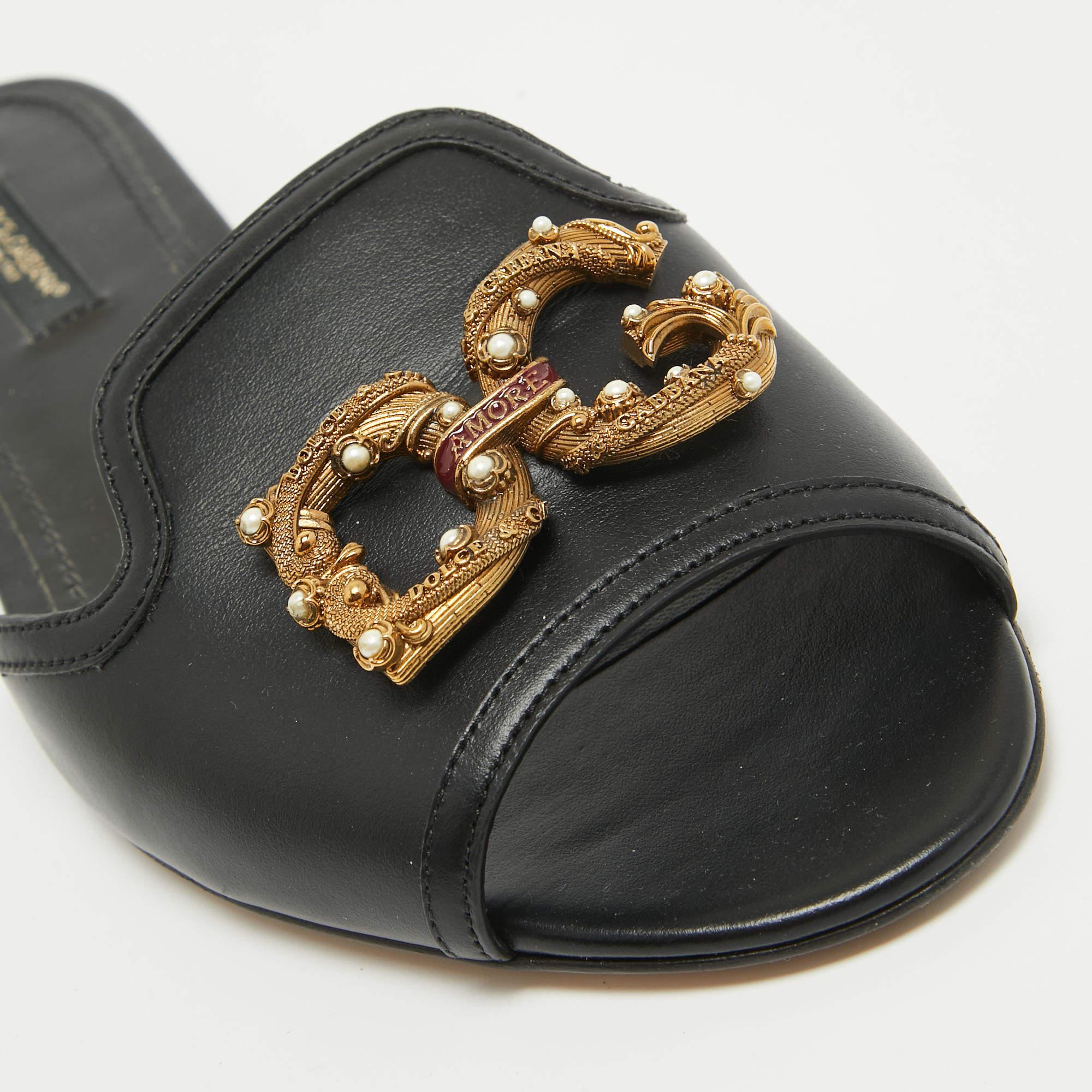 Frame your feet with these Dolce & Gabbana flat sandals. Created using the best materials, the flats are perfect with short, midi, and maxi hemlines.

Includes: Original Box