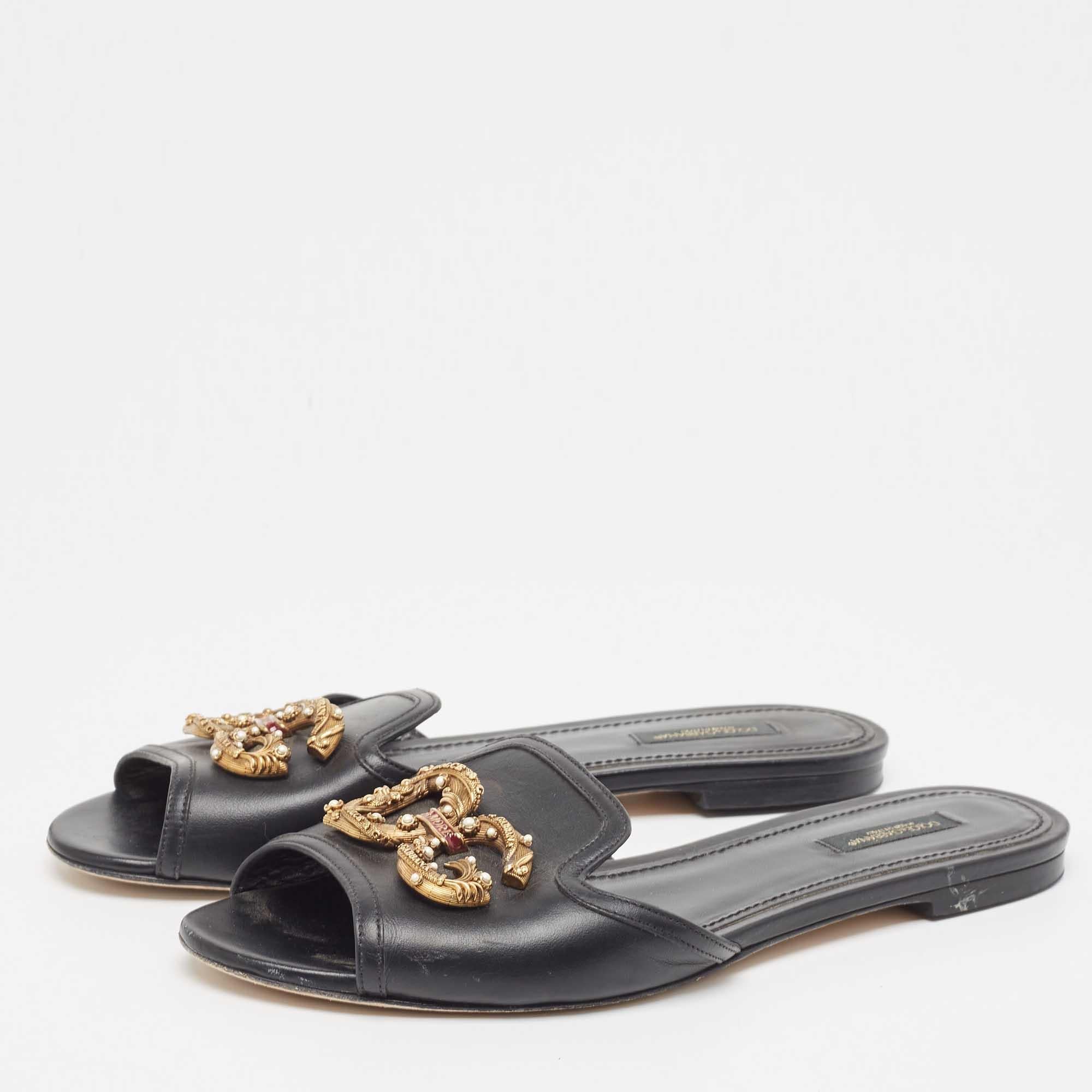 A perfect blend of luxury, style, and comfort, these designer flats are made using quality materials and frame your feet in the most refined way. They can be paired with a host of outfits from your wardrobe.