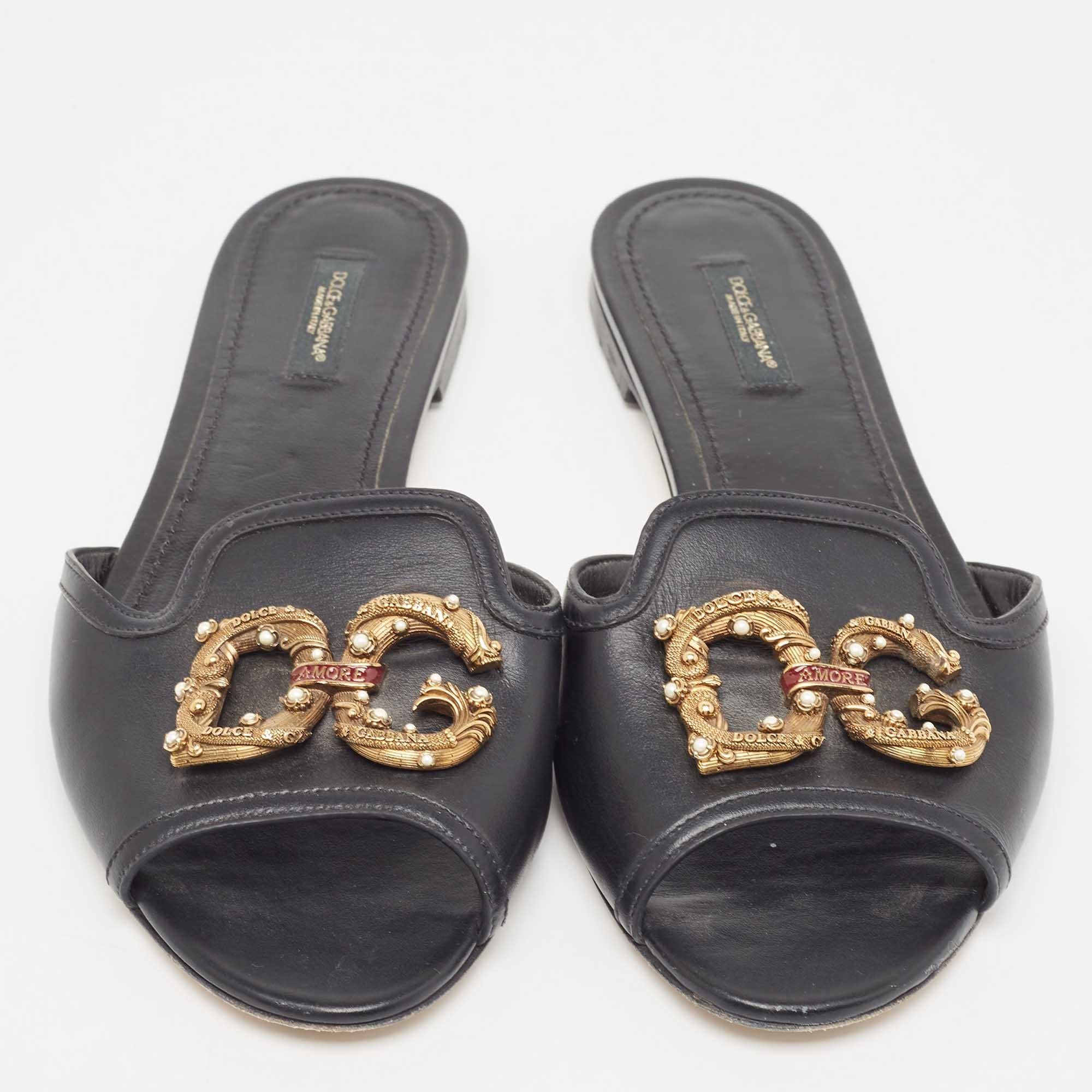 Dolce & Gabbana Black Leather  DG Amore Flat Slides Size 39 In Good Condition In Dubai, Al Qouz 2