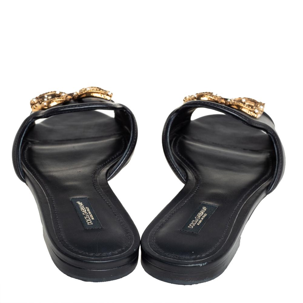 Dolce & Gabbana Cuero Negro DG Amore Logo Embellished Flat Slides Talla 38.5 en Bueno Estado en Dubai, Al Qouz 2
