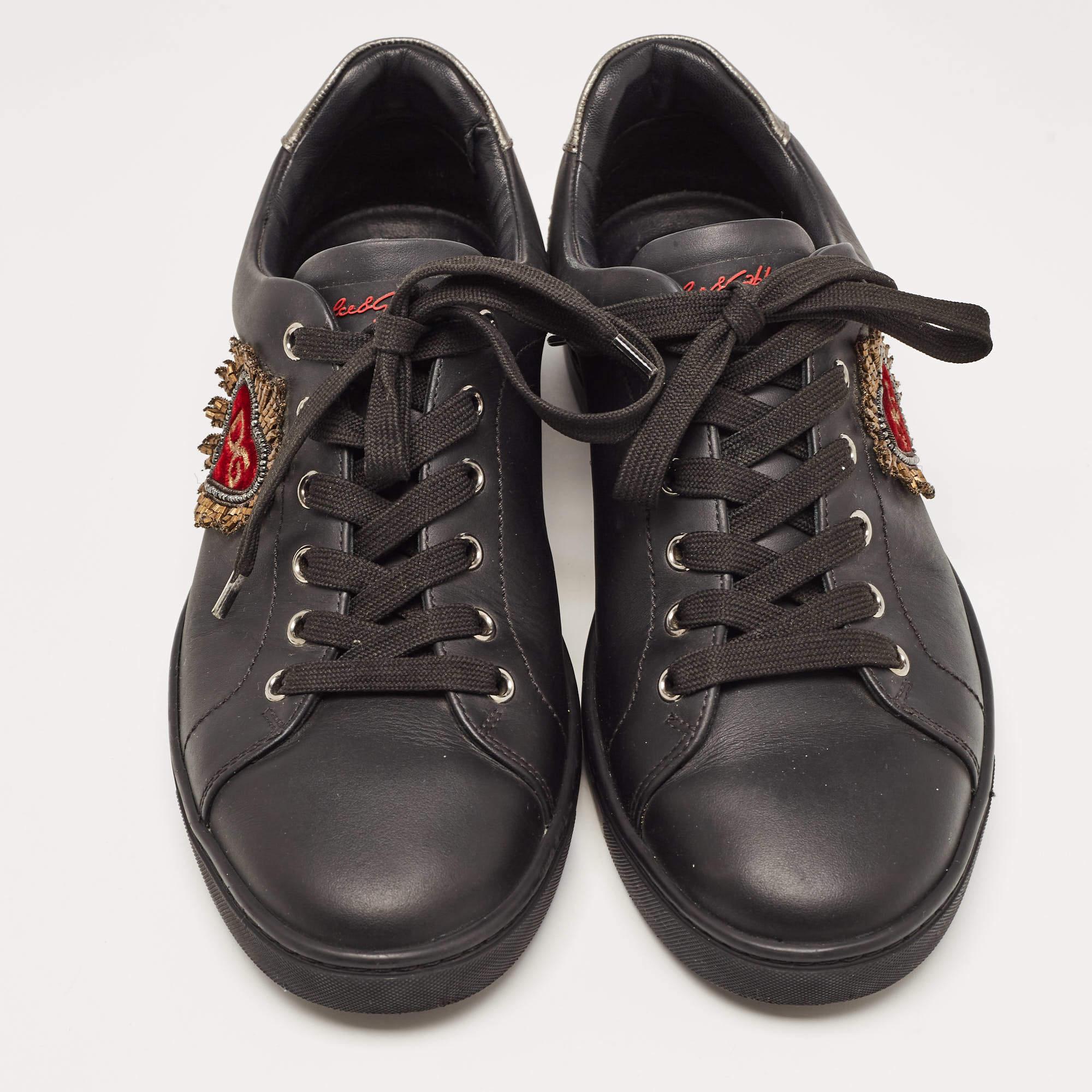 Dolce & Gabbana Black Leather DG Heart Sneakers Size 40 In Good Condition For Sale In Dubai, Al Qouz 2