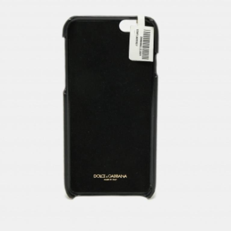 Viste tu iPhone 6 plus con estilo a la vez que lo proteges con esta funda de la casa Dolce & Gabbana. Tachonada con hermosos adornos multicolores, esta funda está tallada en cuero negro y forrada con Alcántara en el interior. ¡Este precioso maletín
