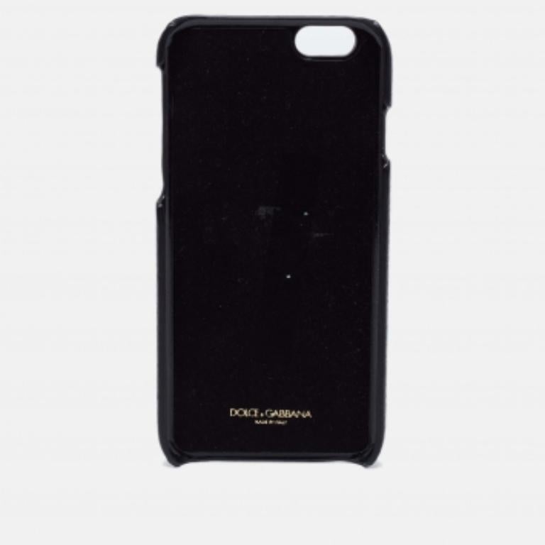 Viste tu iPhone 6 plus con estilo a la vez que lo proteges con esta funda de la casa Dolce & Gabbana. Tachonada con hermosos adornos multicolores, esta funda está tallada en cuero negro y forrada con Alcántara en el interior. ¡Este precioso maletín