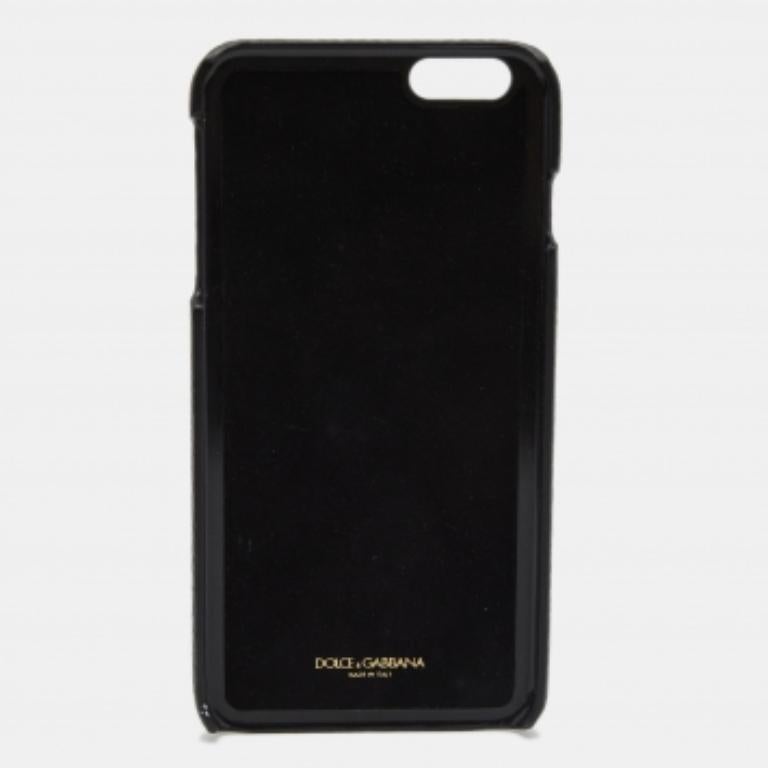 Viste tu iPhone 6 plus con estilo a la vez que lo proteges con esta funda de la casa Dolce & Gabbana. Tachonada con hermosos adornos multicolores, esta funda está tallada en cuero negro y forrada con Alcántara en el interior. ¡Este precioso maletín