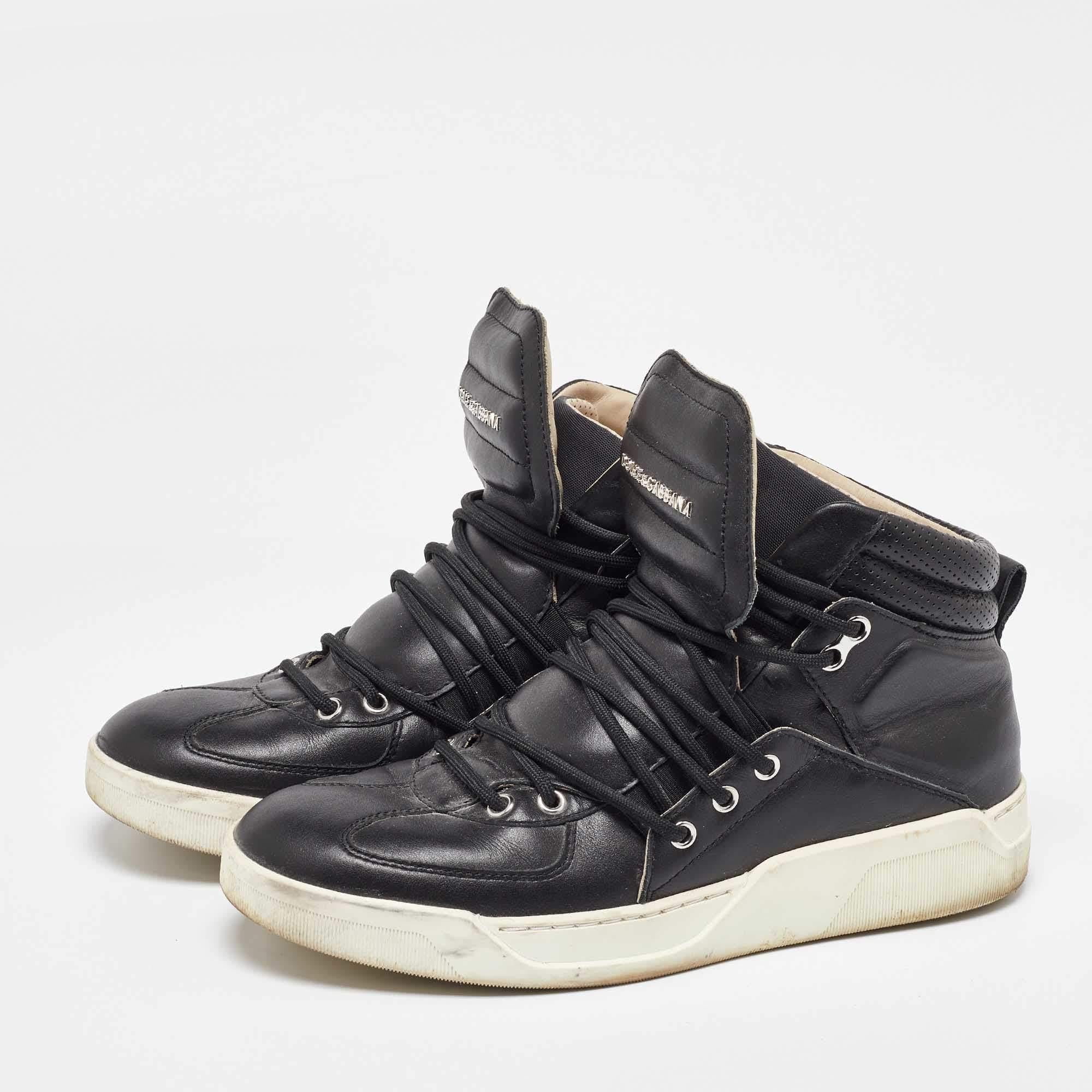 Verleihen Sie Ihrem Outfit ein schickes Update mit diesem Paar Designer-Sneakers. Die Kreation ist perfekt genäht, damit Sie darin lange Zeit eine gute Figur machen.