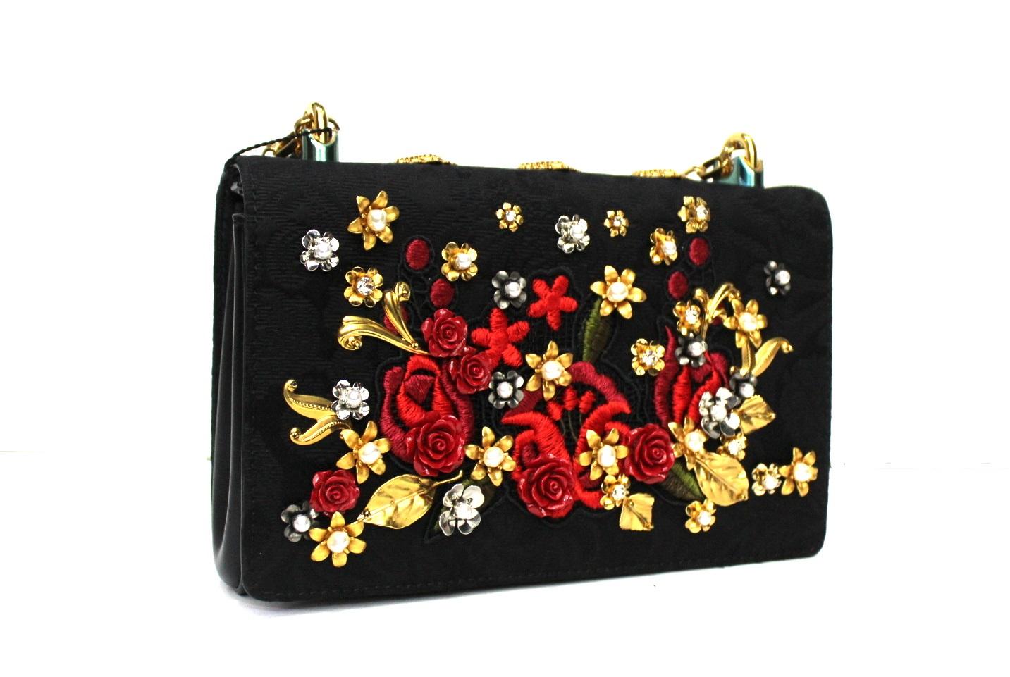 Very special Girls by D&G in black leather and fabric with sewn roses and metal appliqués. The hardware is gilded, with magnetic button closure, internally capacious for the essentials. Removable shoulder strap to wear it however you