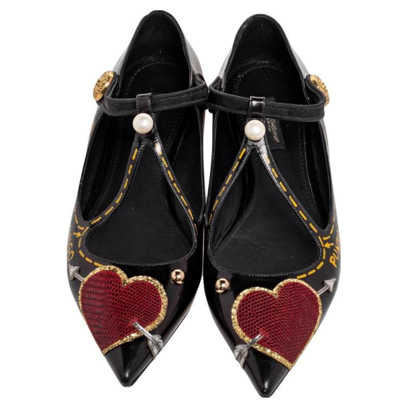 The House of Dolce & Gabbana has created these sandals that reflect the ingenious and imaginative nature of the brand. These sandals are characterized by a Dior gold-toned crest fixed on the buckle with the Italian wordings 'PUNTO LUNGO' written on