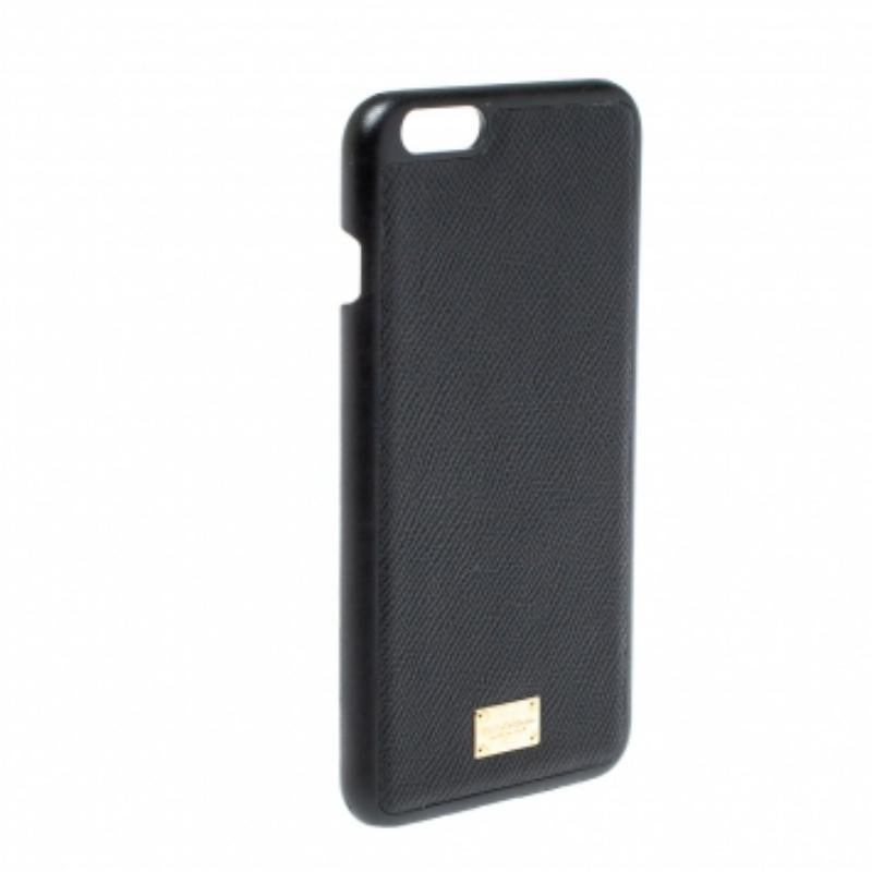 Opt for a stylish way to protect your phone with this Dolce & Gabbana cover crafted from leather in a black hue. It flaunts a gold-tone logo plaque for a signature touch and is suitable for iPhone 7 and 8.